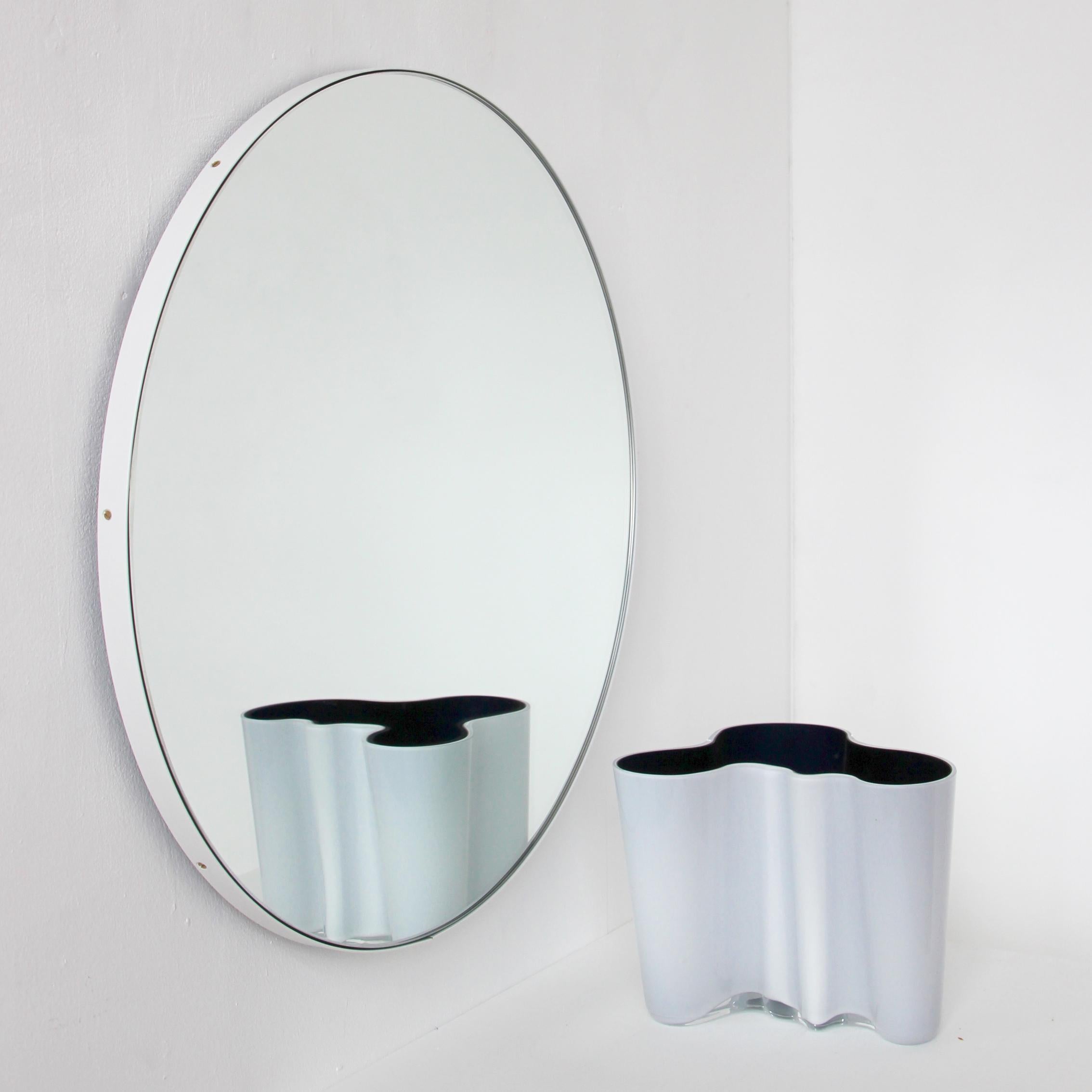 Britannique Miroir rond contemporain personnalisé Orbis avec cadre blanc, moyen en vente