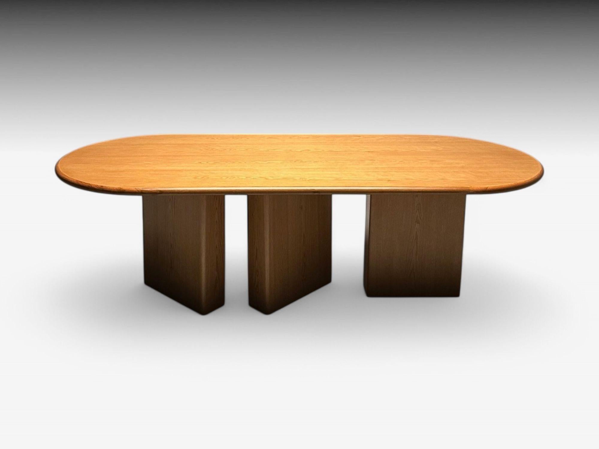 Table de salle à manger ovale contemporaine fabriquée à la main en chêne massif, base à piédestal moderne

Table de cuisine ou de salle à manger moderne, ovale et étroite, en bois de chêne massif teinté. Le plateau de table en chêne massif arrondi