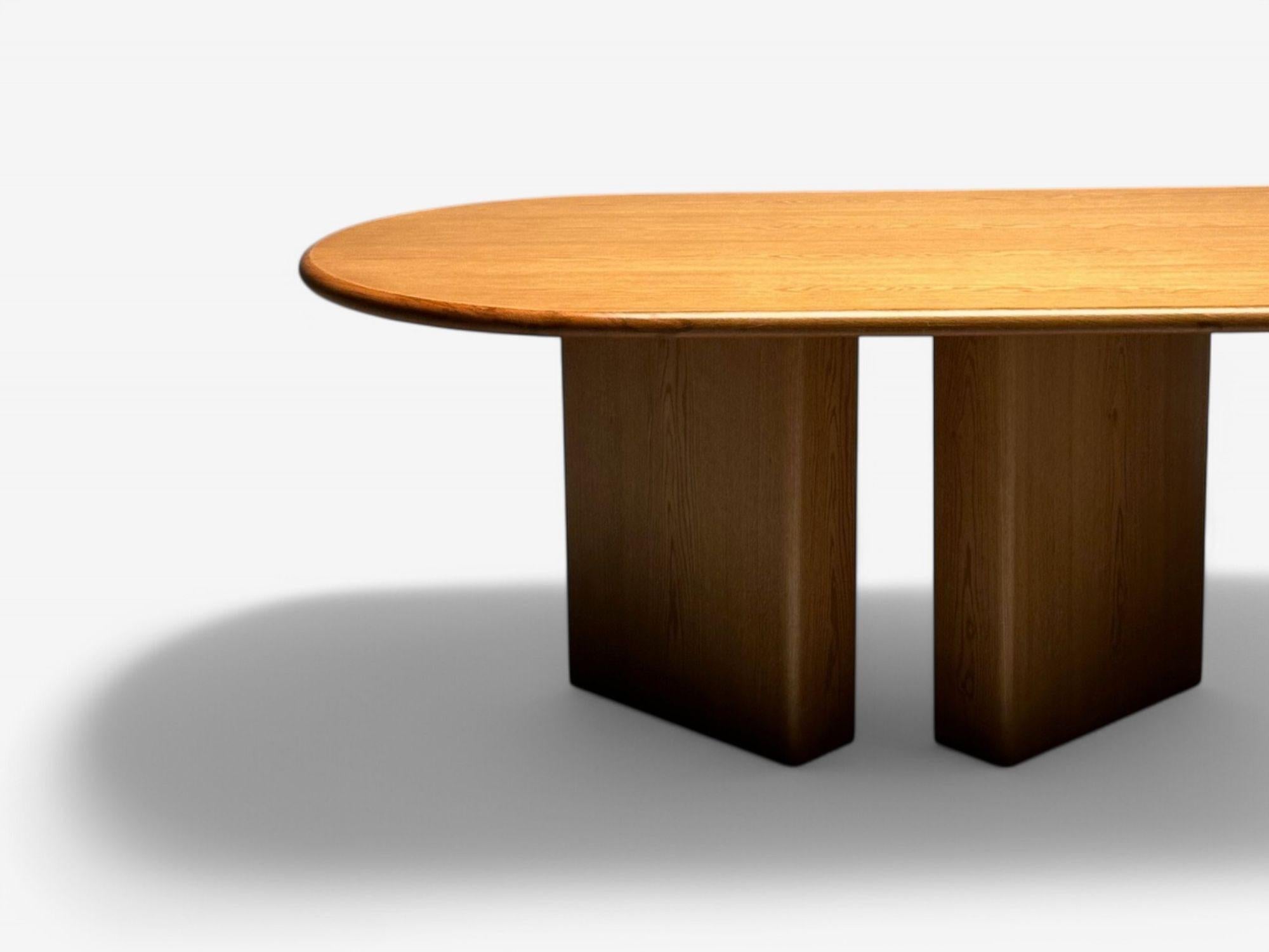 Européen Organic Modern, Solid Oak, Handcrafted Pedestal Oval Dining Table, 21e C.