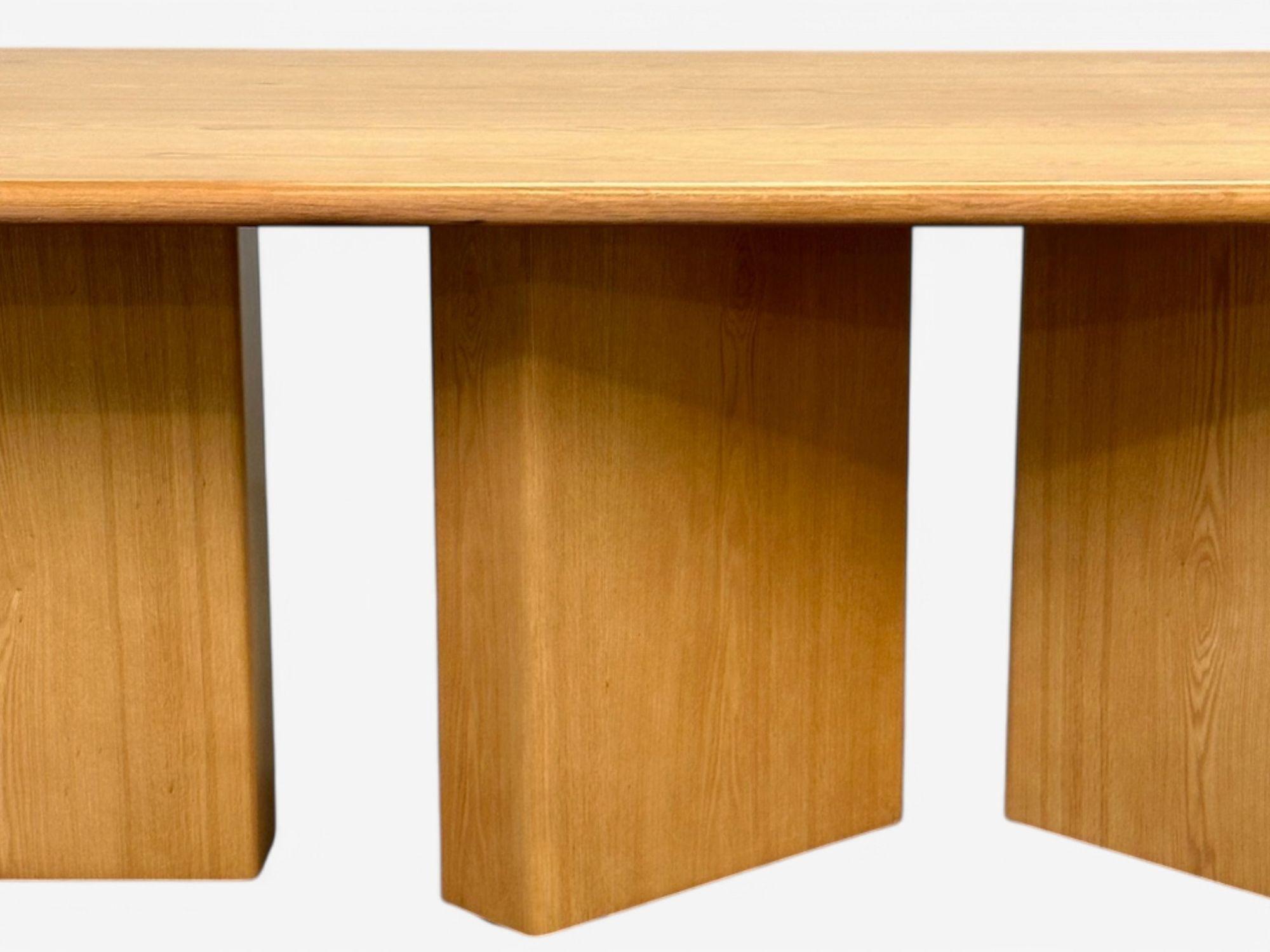 Organic Modern, Solid Oak, Handcrafted Pedestal Oval Dining Table, 21e C. Bon état à Manhasset, NY