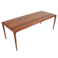 Mesa de comedor contemporánea de diseño escandinavo hecha a mano en nogal europeo.
