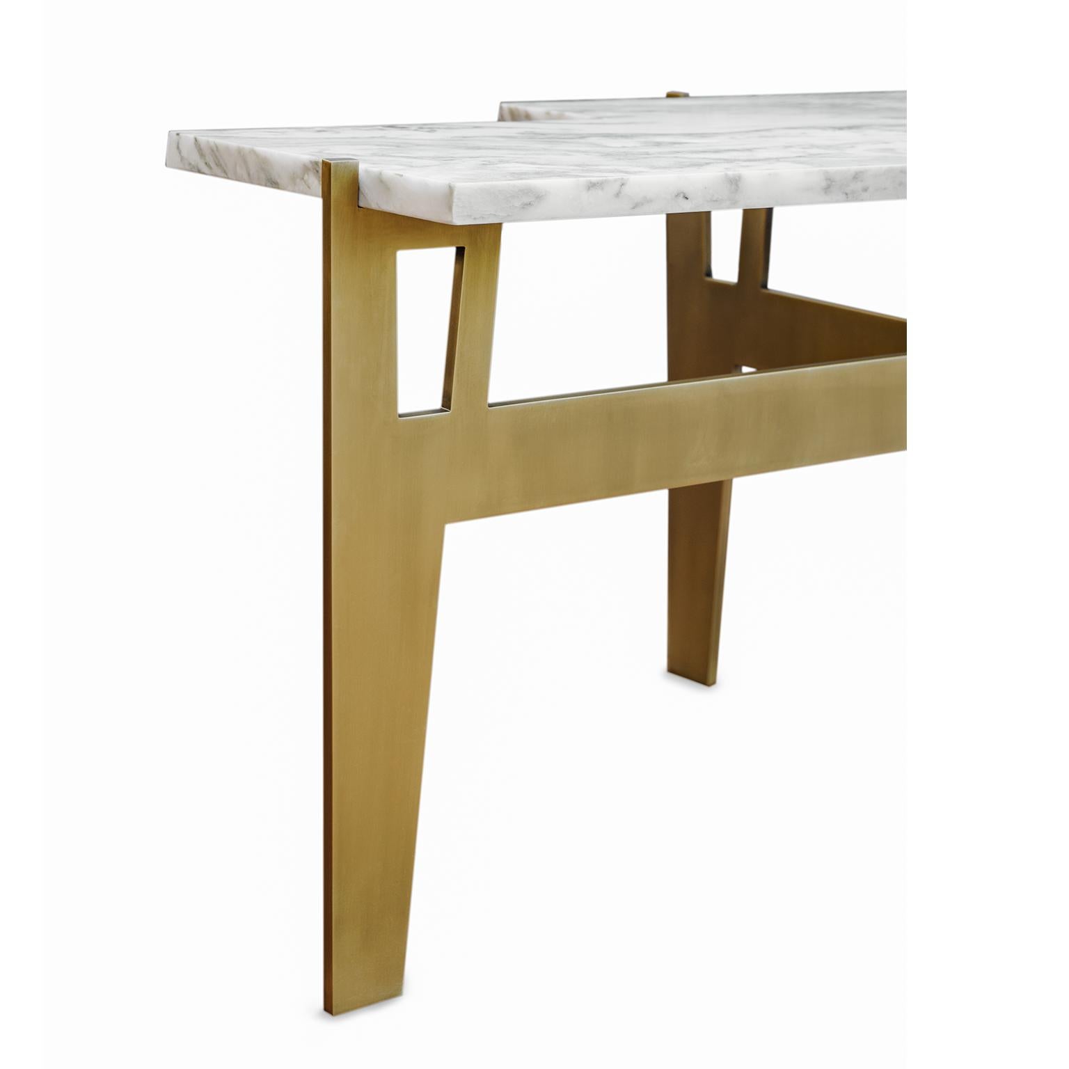 Moderne Table d'appoint contemporaine faite à la main « Anisetus » avec base en laiton et plateau en marbre par Anaktae en vente