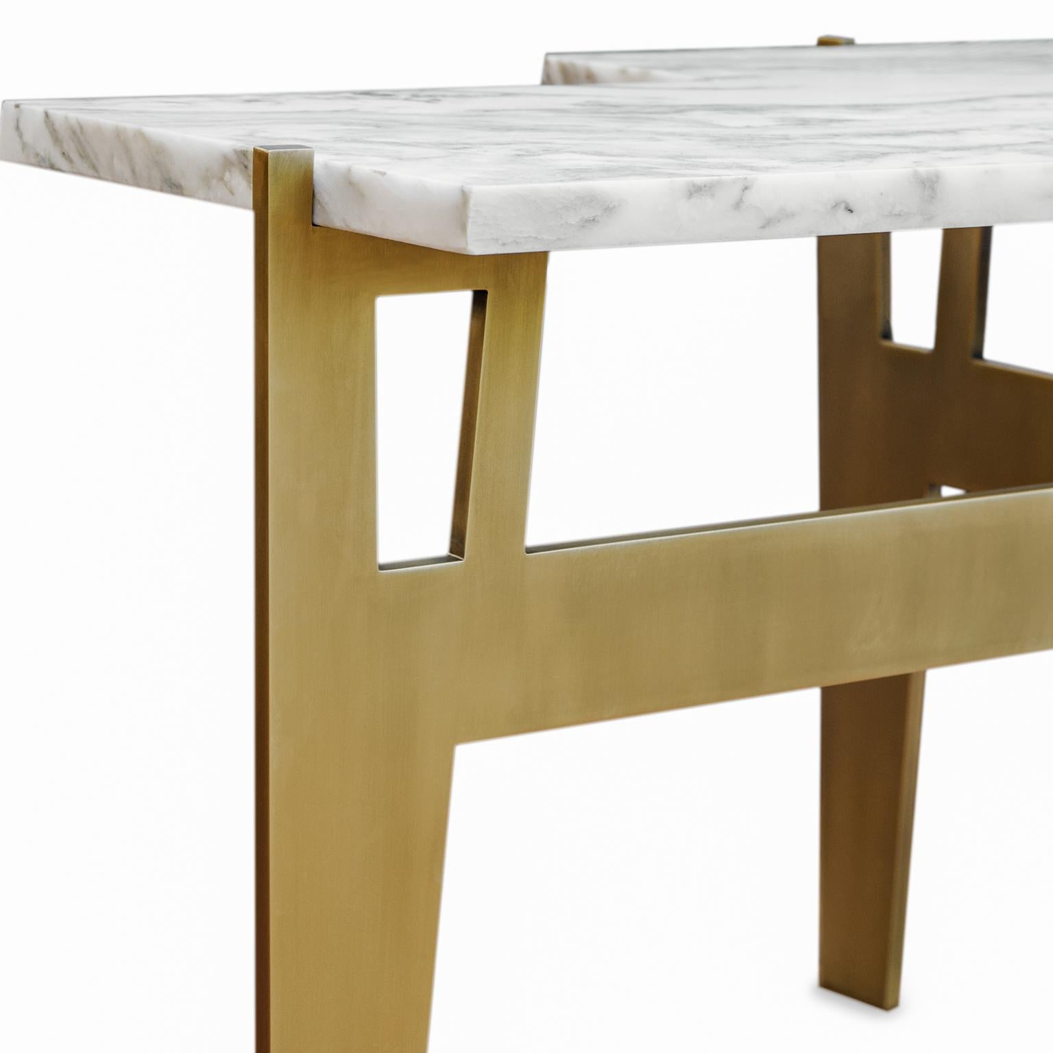 Fait main Table d'appoint contemporaine faite à la main « Anisetus » avec base en laiton et plateau en marbre par Anaktae en vente