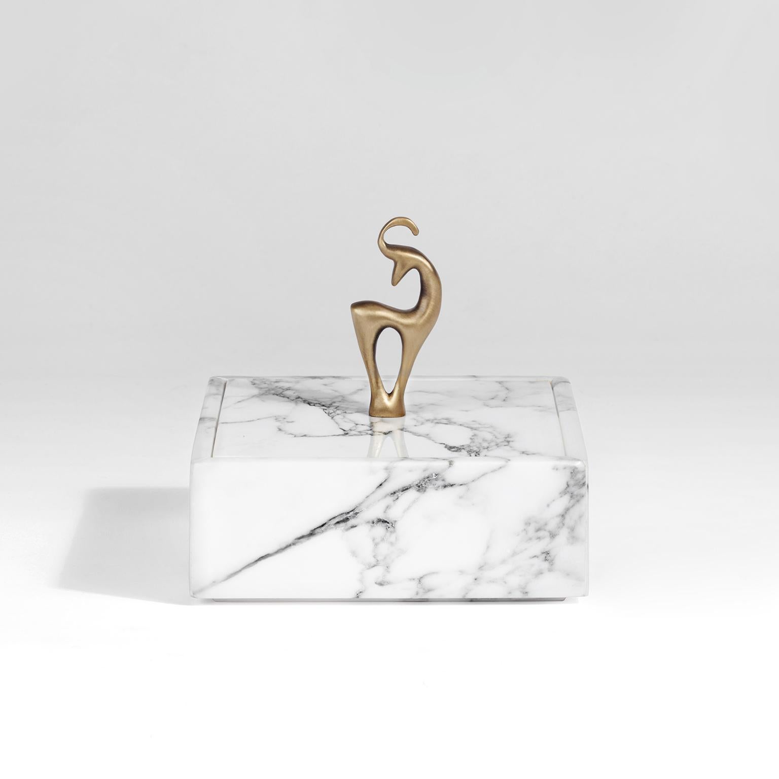 Moderne Boîte carrée contemporaine faite à la main « Elaphos » en marbre et poignée en laiton par Anaktae en vente