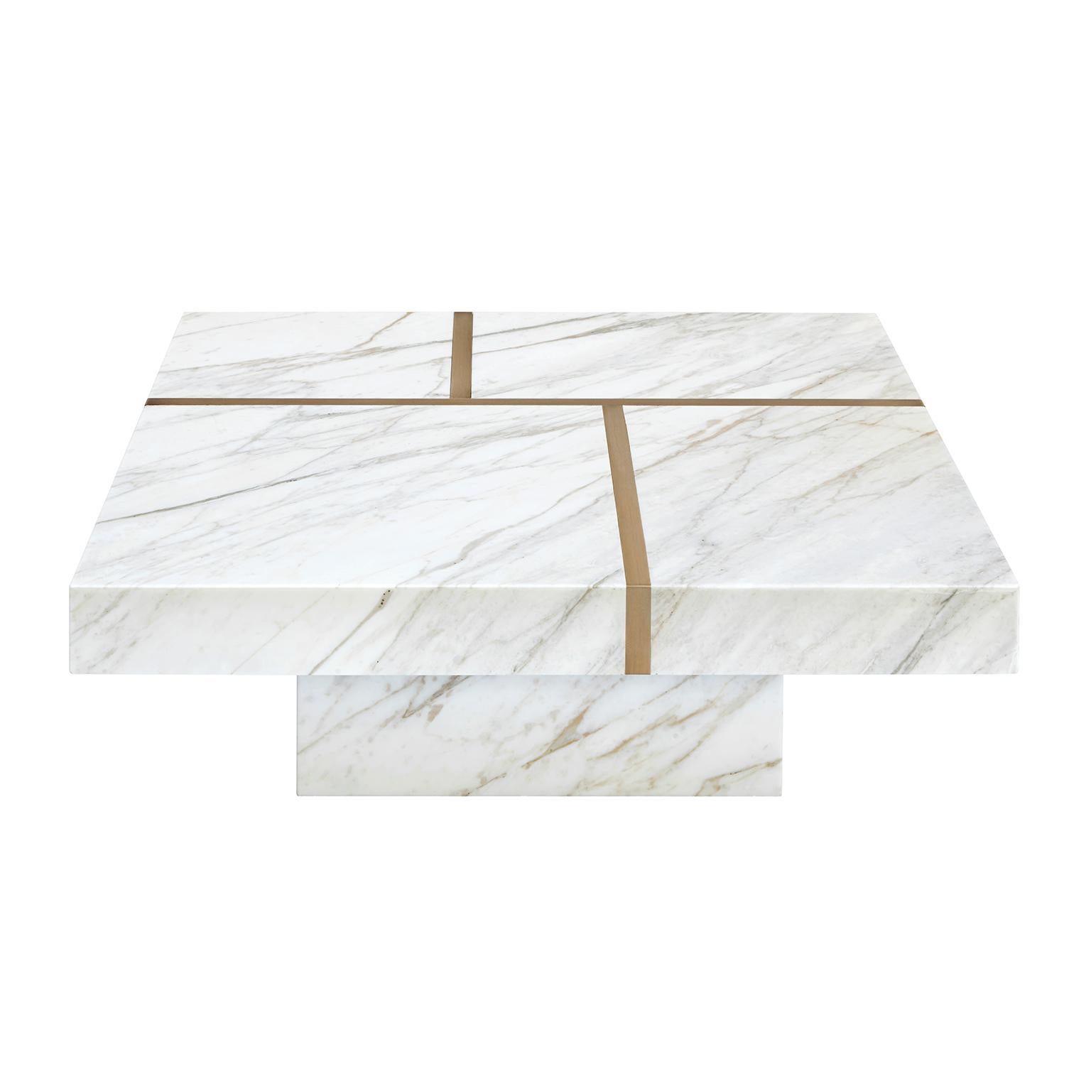 Table contemporaine faite à la main « Baies » en marbre avec motif linéaire en laiton par Anaktae