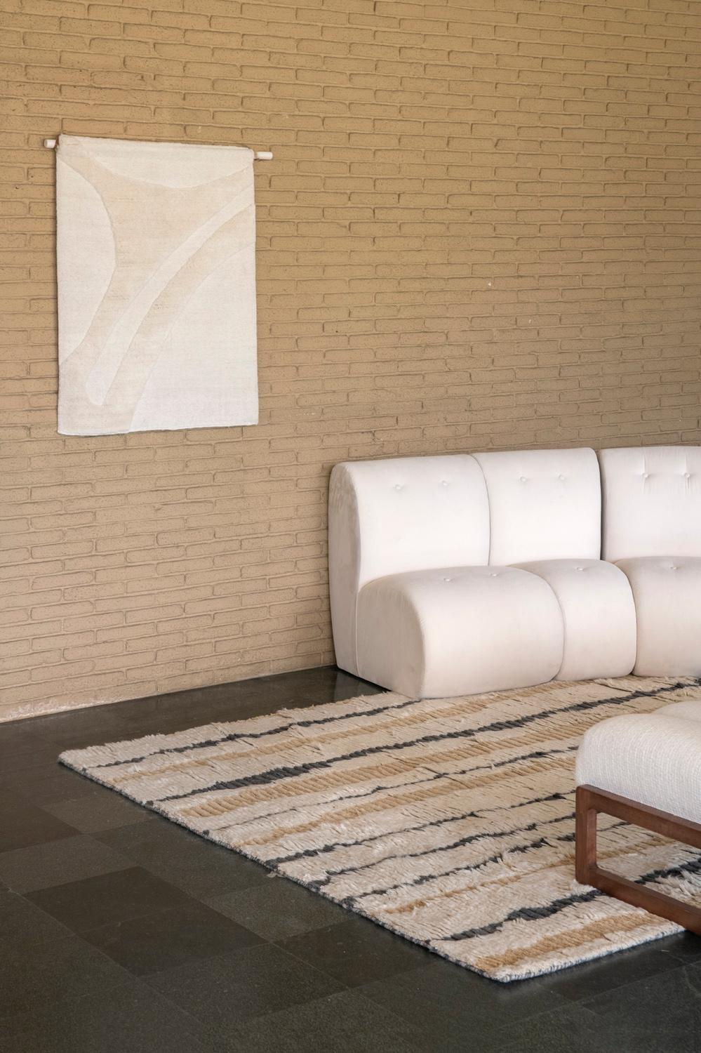 Moderner handgeknüpfter Teppich aus 100 % Wolle mit hohem Flor in Weiß, Grau und Beige mit Flakes im Angebot 4