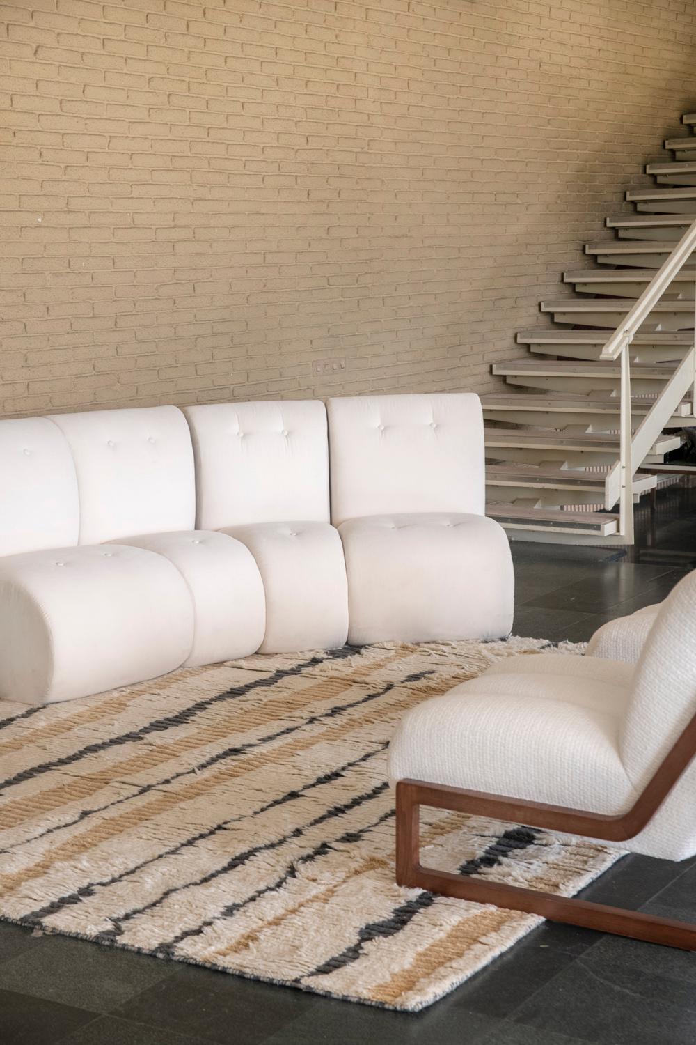 Moderner handgeknüpfter Teppich aus 100 % Wolle mit hohem Flor in Weiß, Grau und Beige mit Flakes im Angebot 5