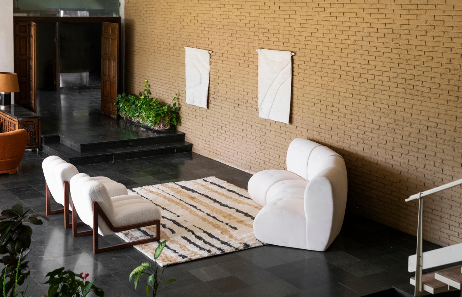 Moderner handgeknüpfter Teppich aus 100 % Wolle mit hohem Flor in Weiß, Grau und Beige mit Flakes (Indisch) im Angebot