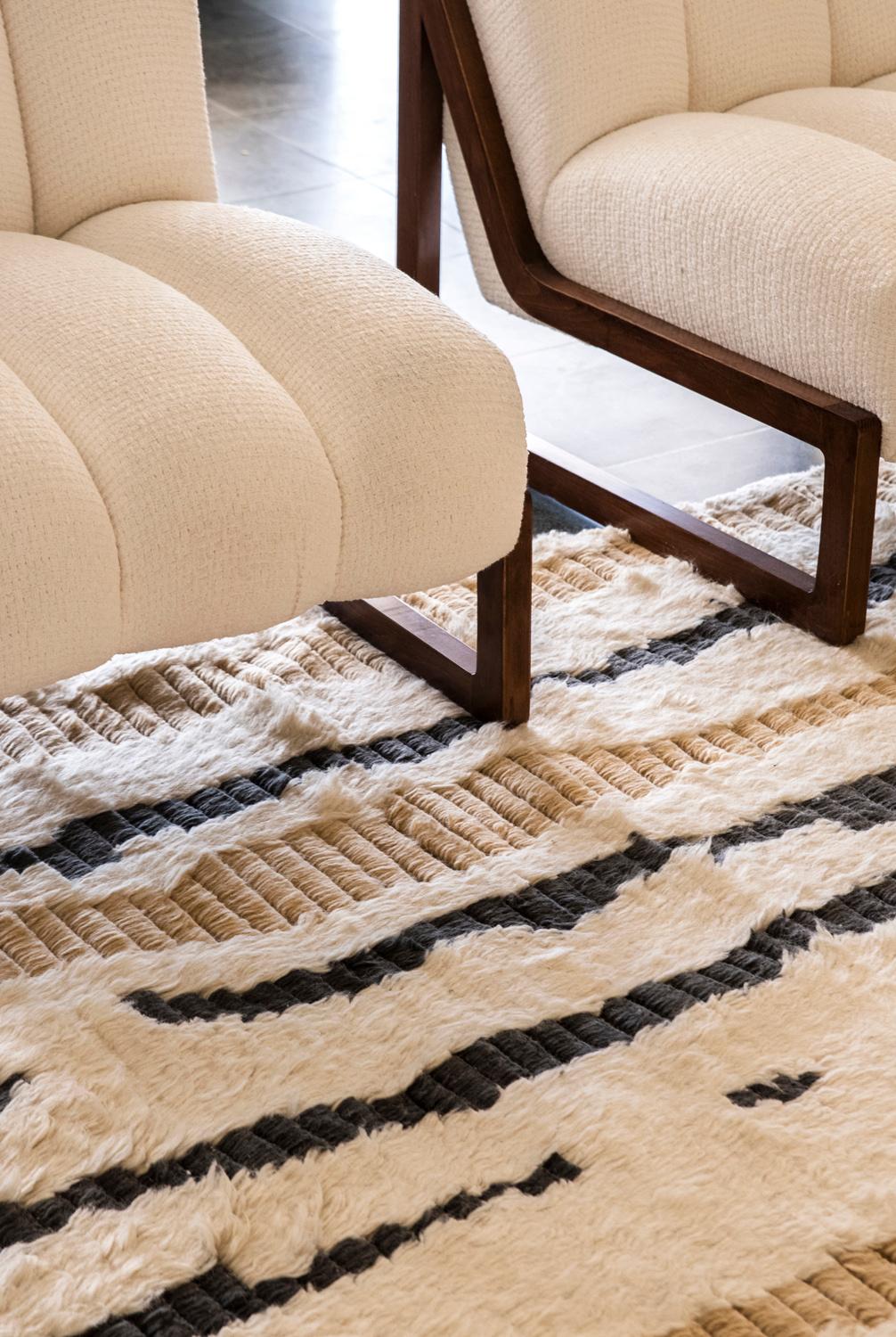 Moderner handgeknüpfter Teppich aus 100 % Wolle mit hohem Flor in Weiß, Grau und Beige mit Flakes im Angebot 2
