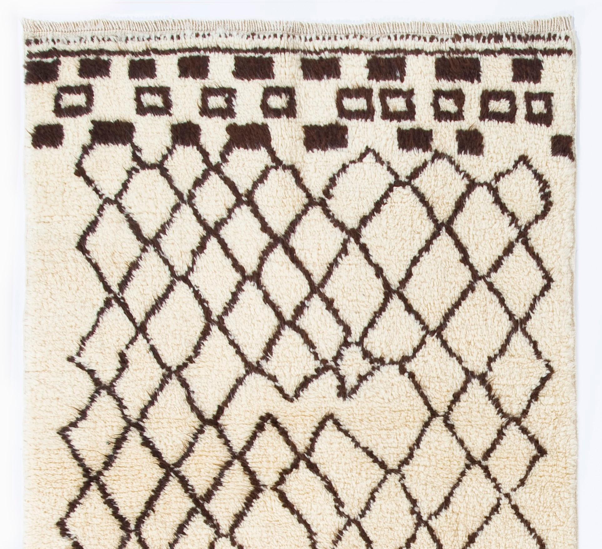 100% Lana natural hilada a mano de la mejor calidad.

Estas alfombras anudadas a mano se fabrican desde cero en nuestro taller situado en Anatolia Central, famosa por ser uno de los centros de fabricación de alfombras artesanales más antiguos del