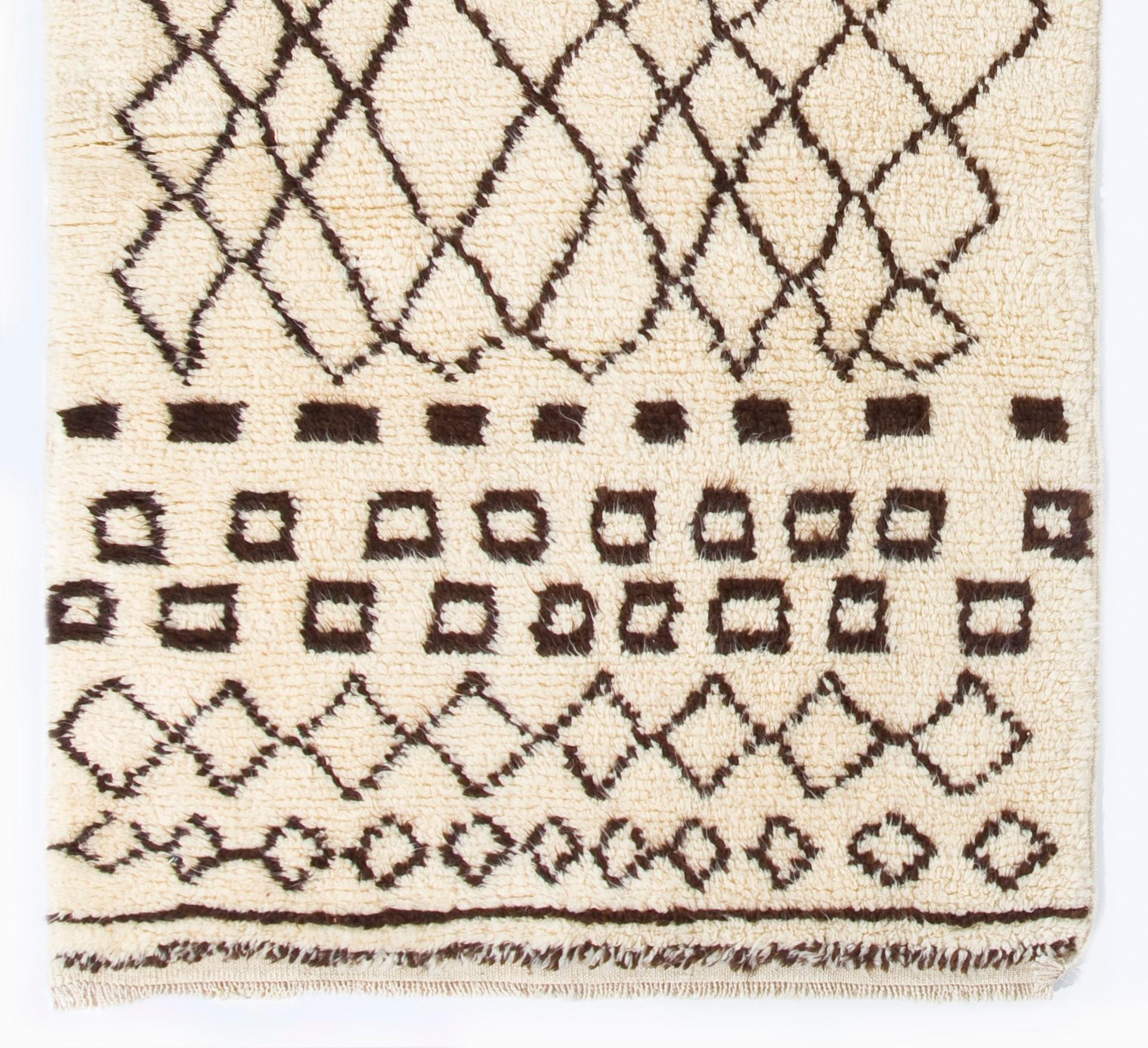 Alfombra Tulu contemporánea anudada a mano con motivos marroquíes, de lana natural sin teñir Moderno en venta
