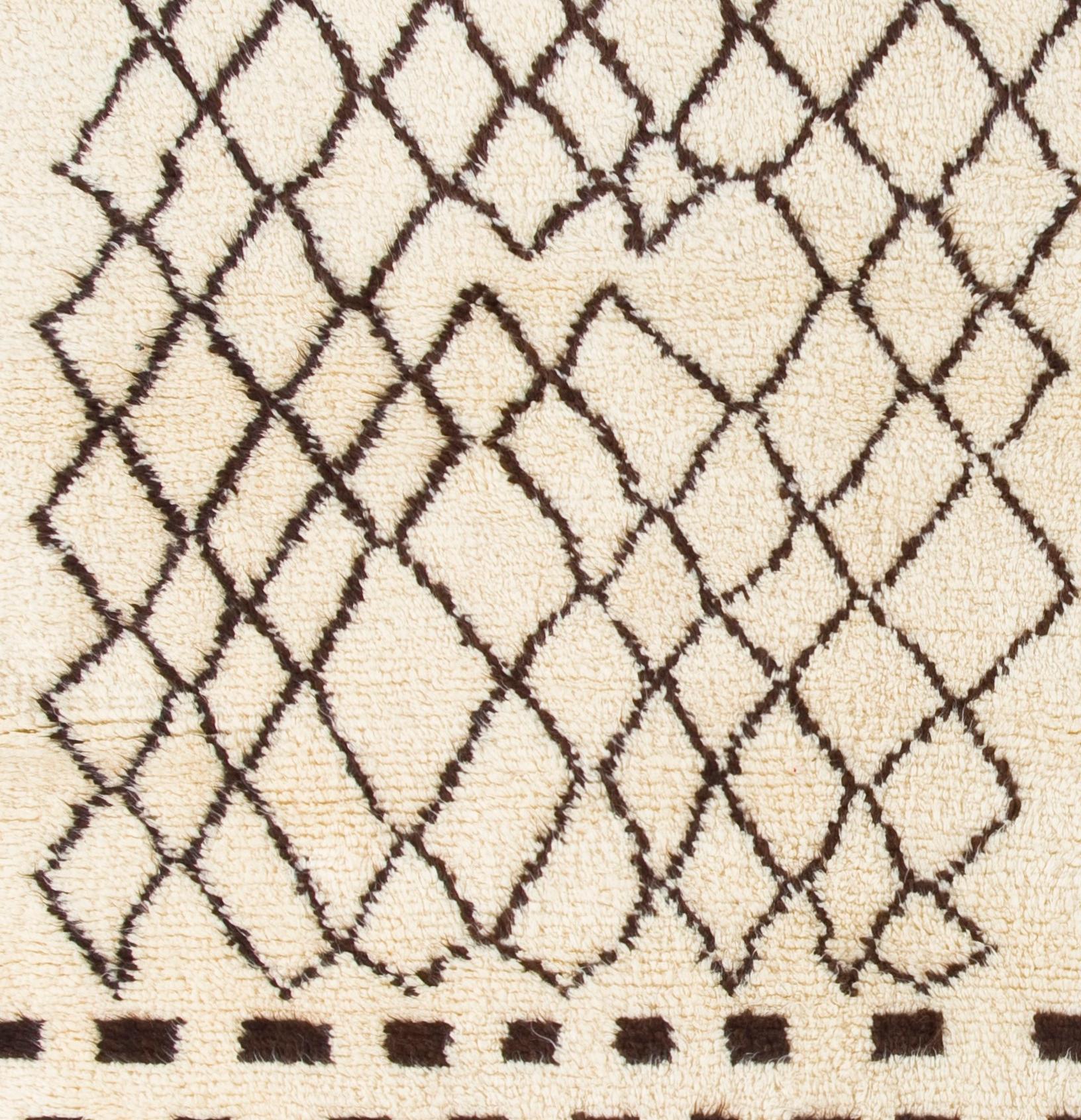 Alfombra Tulu contemporánea anudada a mano con motivos marroquíes, de lana natural sin teñir Marroquí en venta