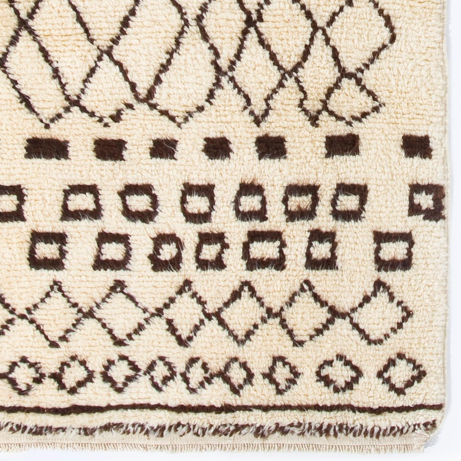 Alfombra Tulu contemporánea anudada a mano con motivos marroquíes, de lana natural sin teñir Anudado a mano en venta
