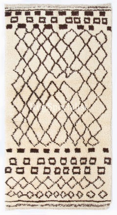 Alfombra Tulu contemporánea anudada a mano con motivos marroquíes, de lana natural sin teñir