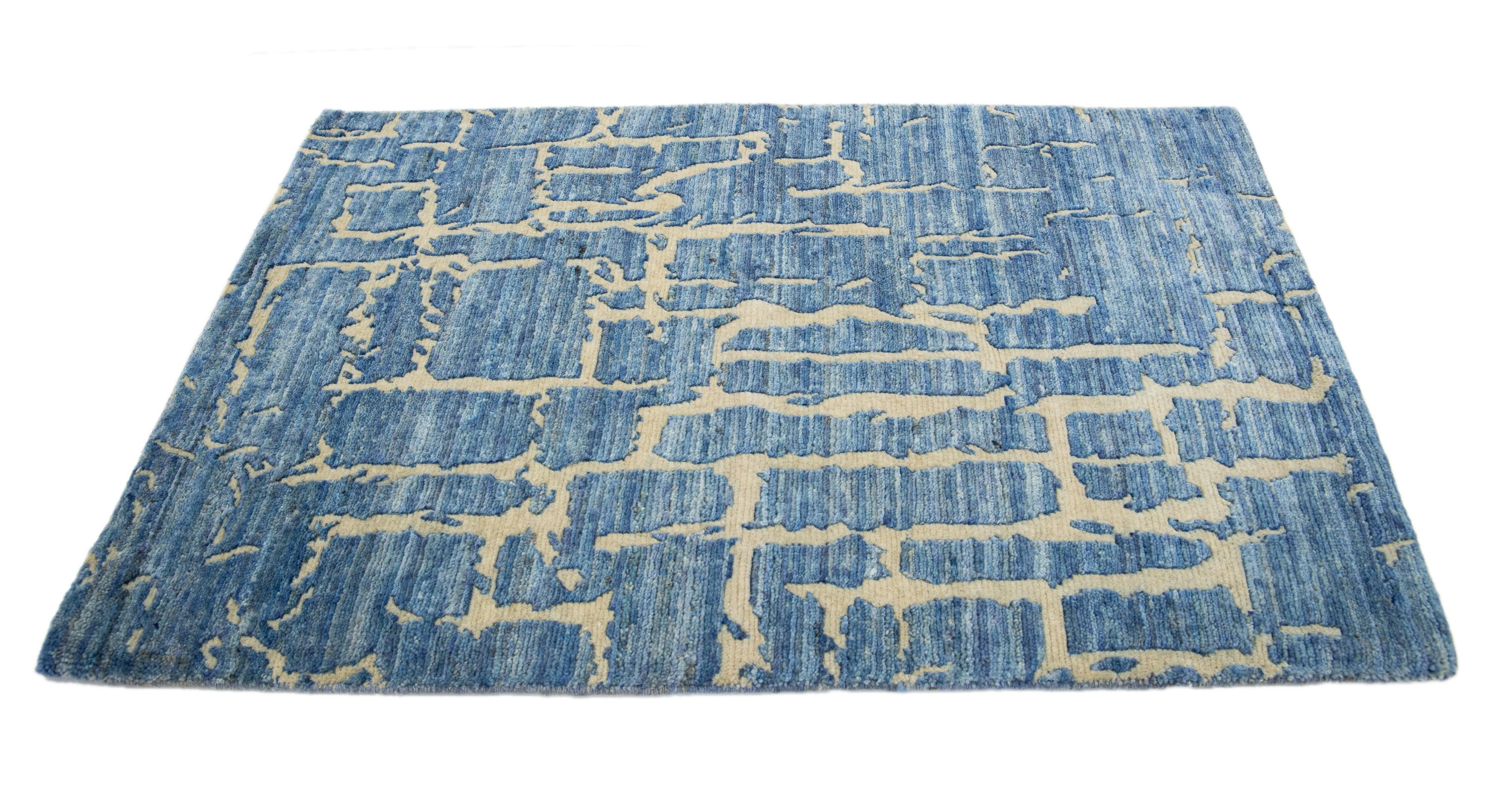 Der moderne Wollteppich von Apadana. Kundenspezifische Größen und Farben auf Bestellung. 

MATERIAL: Wolle 
Techniken: Handgeknüpft
Stil: Modern
Vorlaufzeit: Ca. 15-16 Wochen verfügbar 
Farben: Wie abgebildet, andere individuelle Farben sind