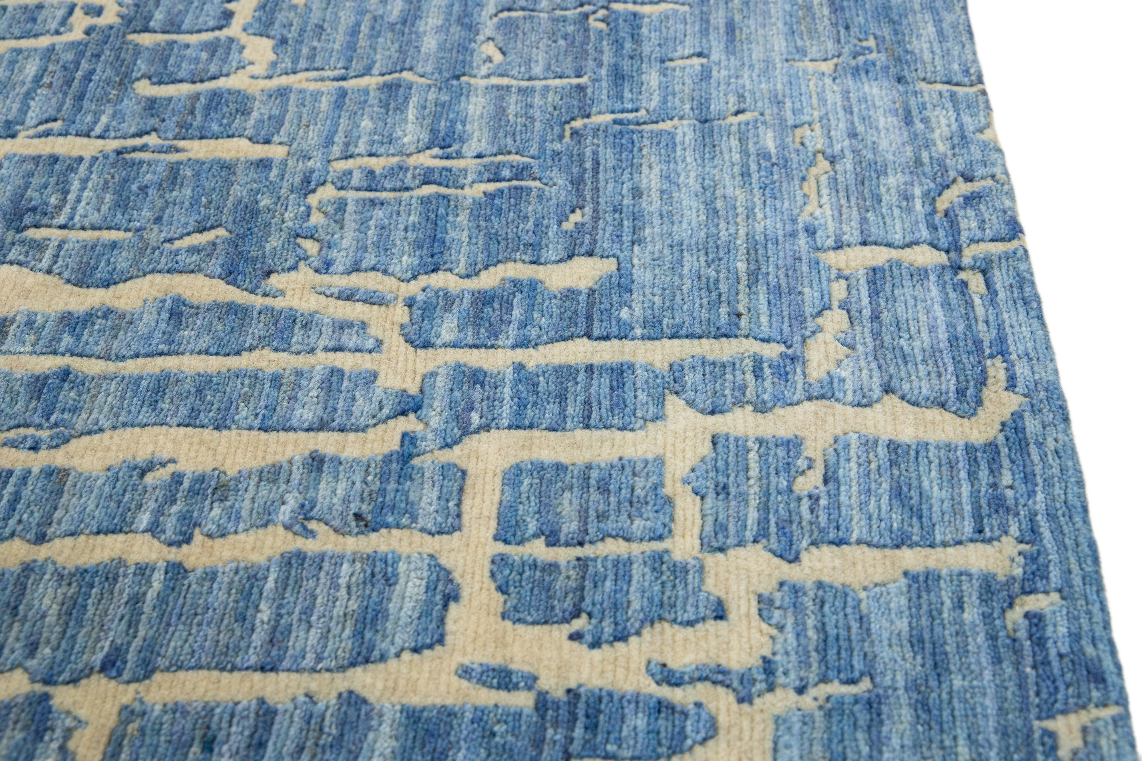 Contemporary Handmade Abstract Custom Blue Wool Rug (Moderne) im Angebot