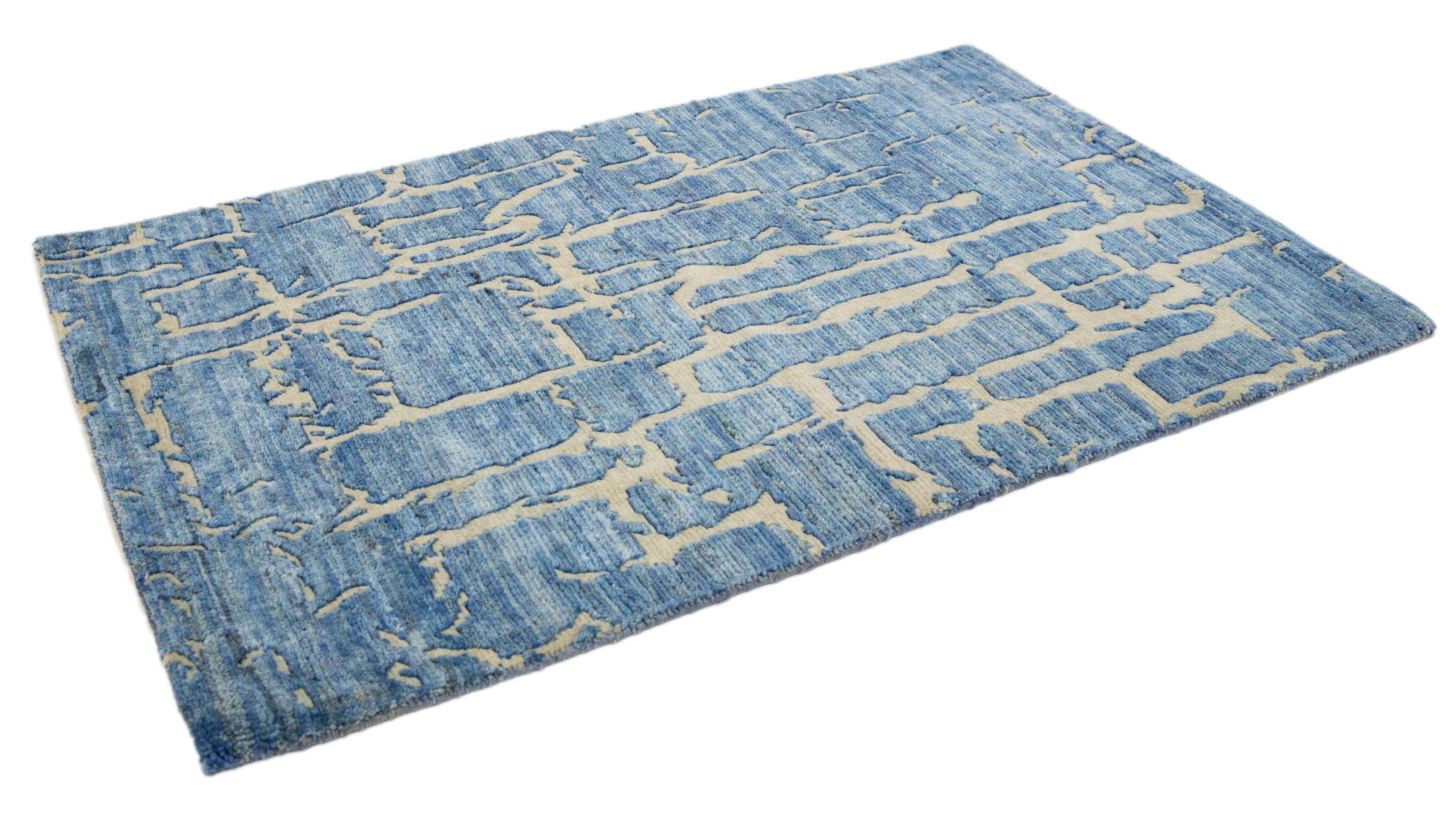 Contemporary Handmade Abstract Custom Blue Wool Rug (Indisch) im Angebot