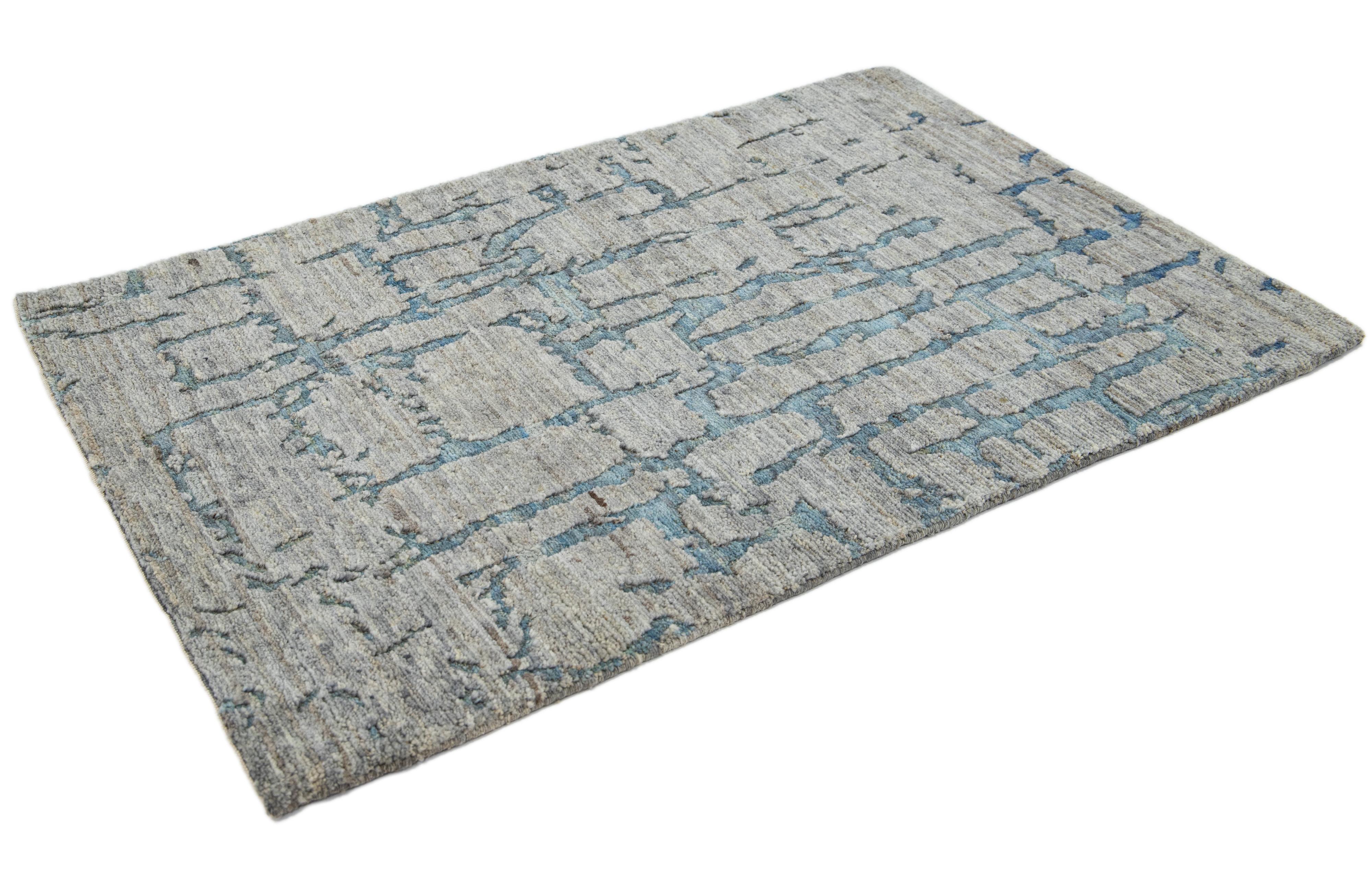 Contemporary Handmade Abstract Custom Gray Wool Rug (Moderne) im Angebot