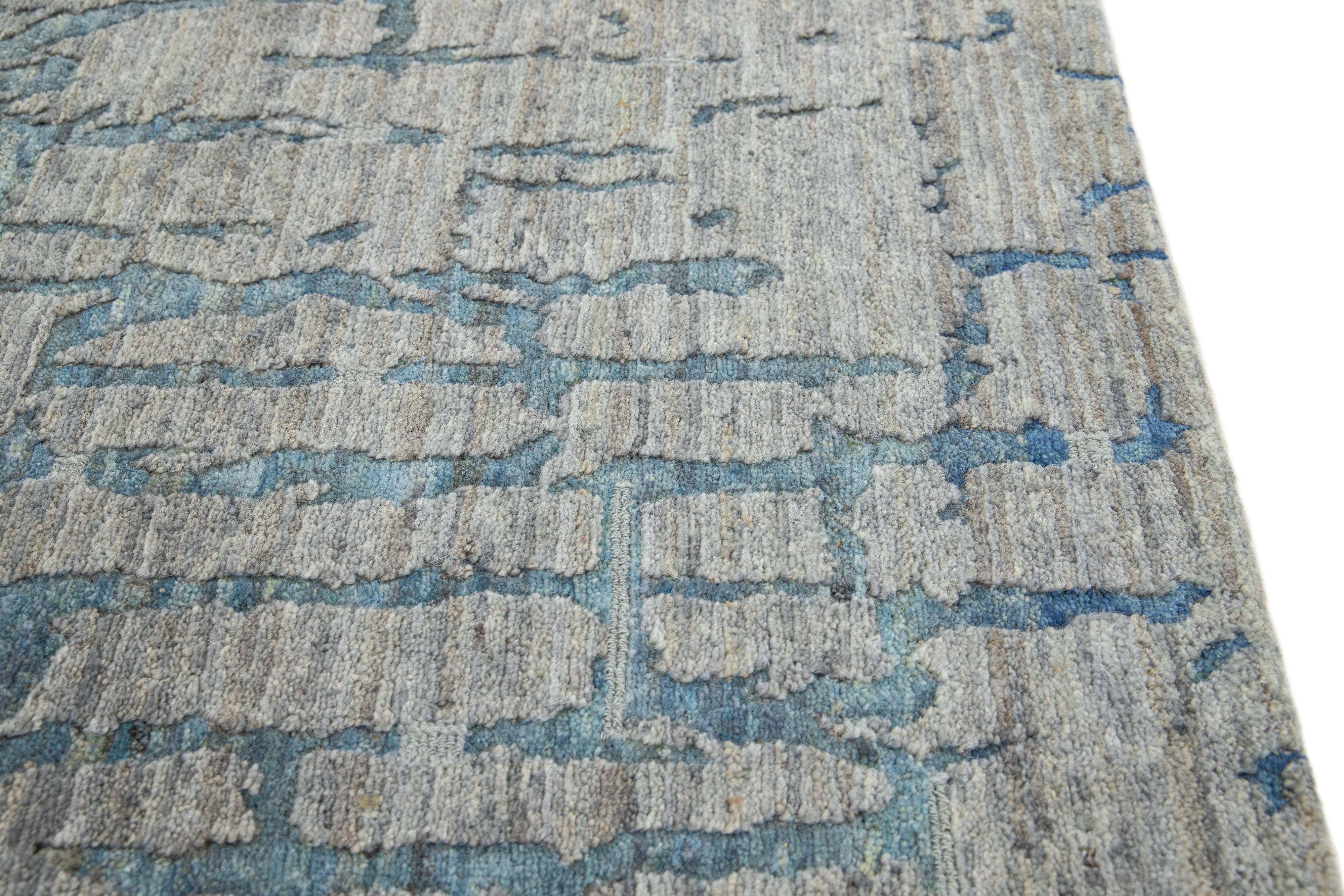 Contemporary Handmade Abstract Custom Gray Wool Rug (Indisch) im Angebot