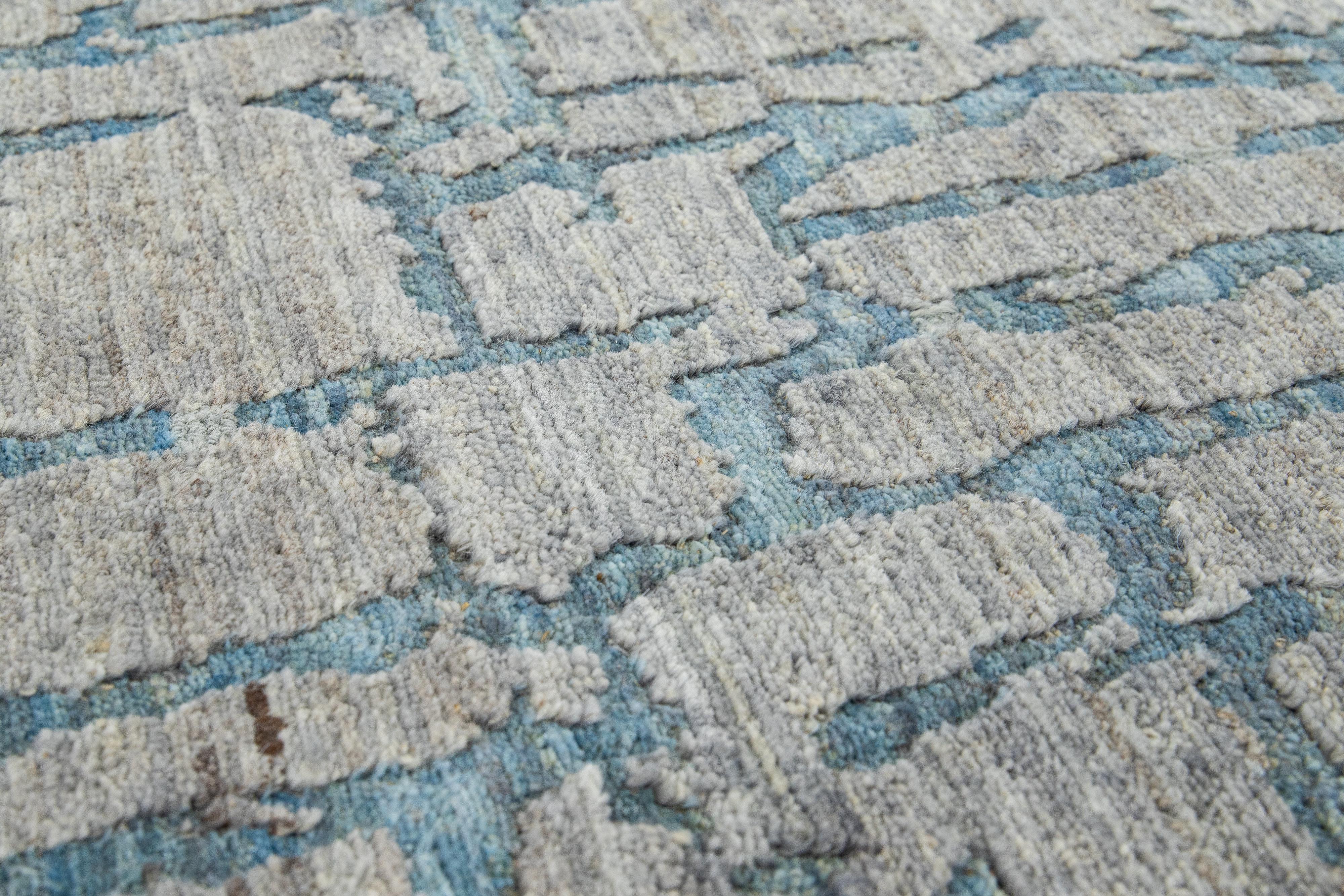 Contemporary Handmade Abstract Custom Gray Wool Rug (Handgeknüpft) im Angebot
