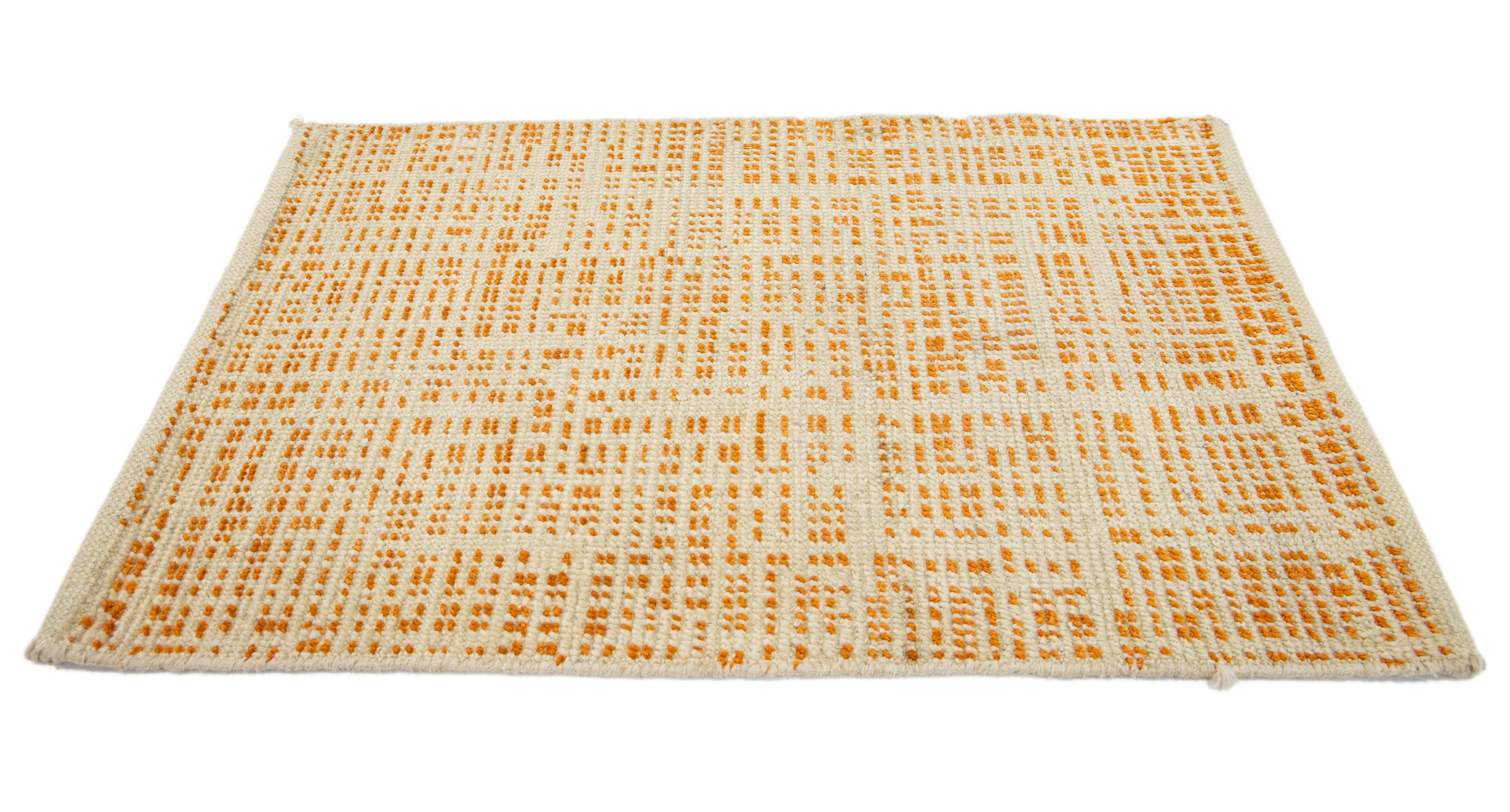 Der moderne Wollteppich von Apadana. Kundenspezifische Größen und Farben auf Bestellung. 

MATERIAL: Wolle 
Techniken: Handgeknüpft
Stil: Modern
Vorlaufzeit: Ca. 15-16 Wochen verfügbar 
Farben: Wie abgebildet, andere individuelle Farben sind