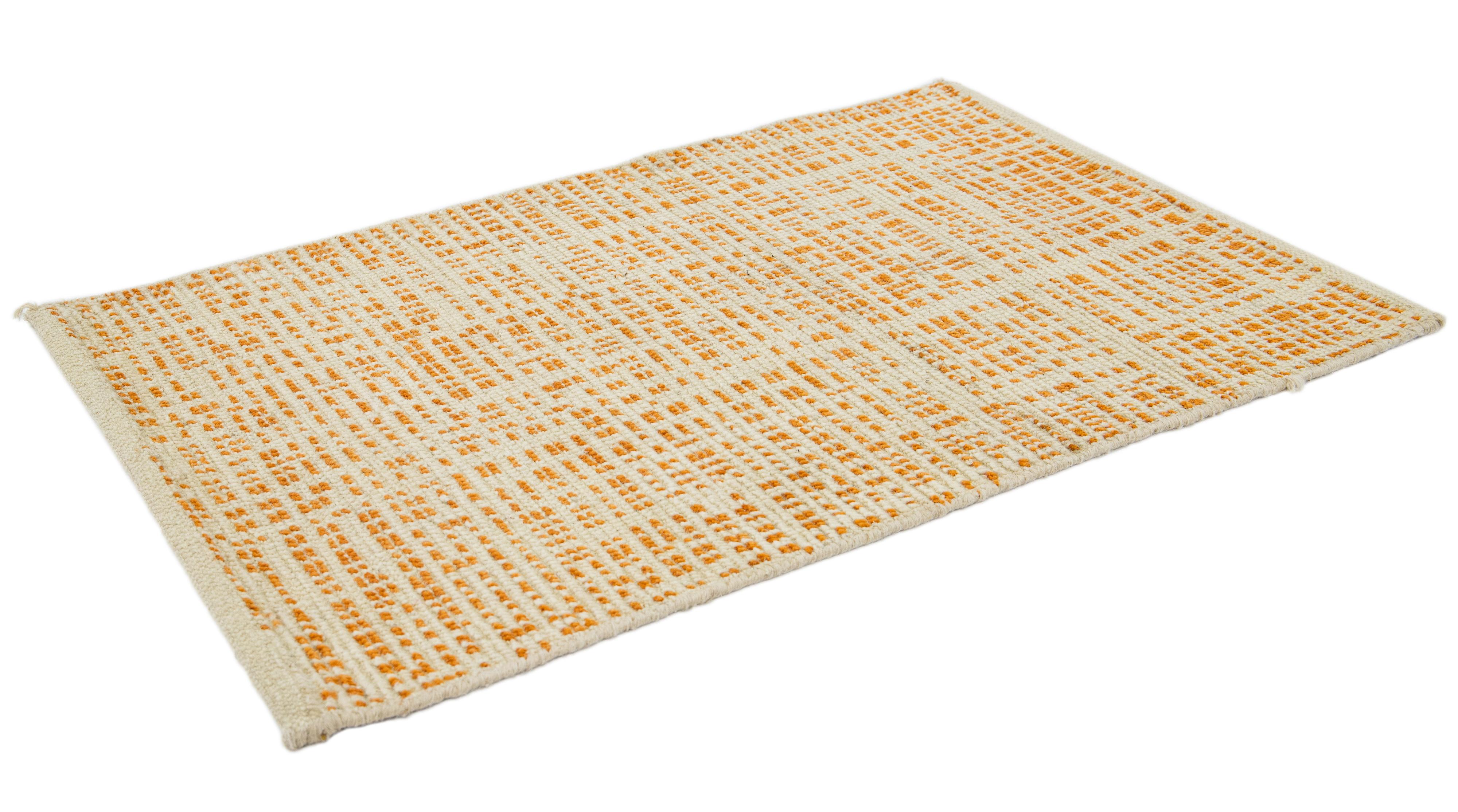 Contemporary Handmade Beige & Orange Allover Custom Wollteppich (Türkisch) im Angebot