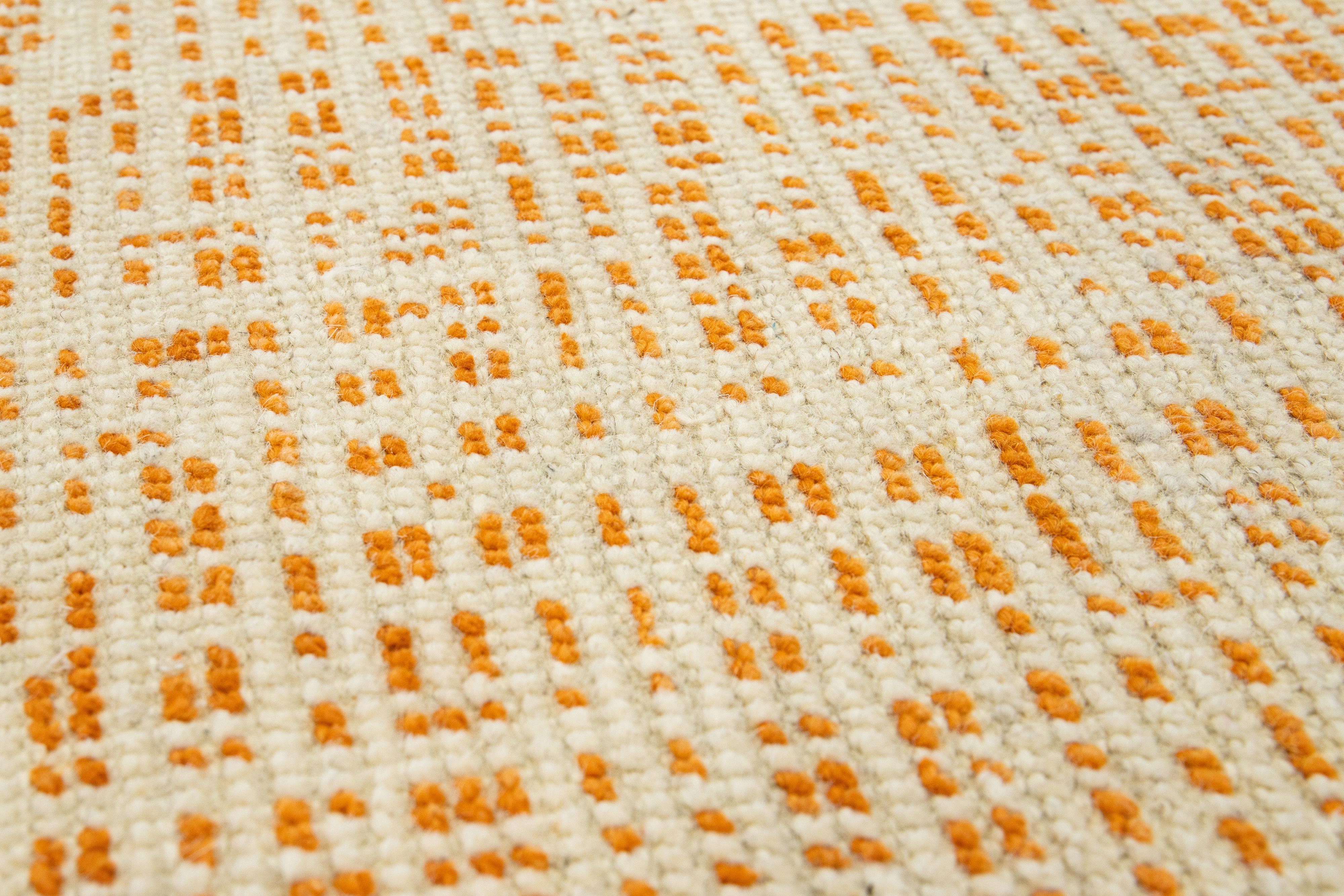 Contemporary Handmade Beige & Orange Allover Custom Wollteppich (Handgeknüpft) im Angebot