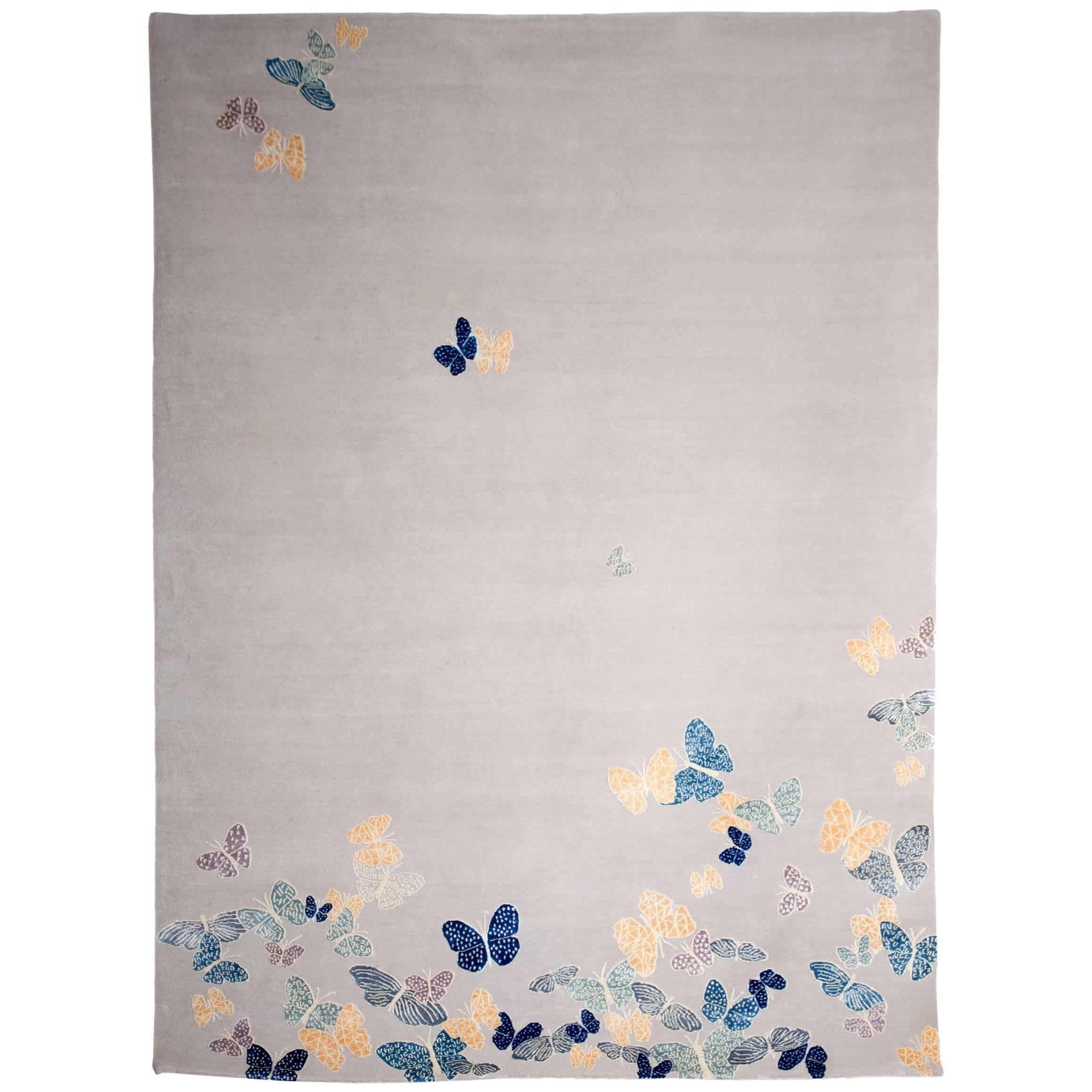 Tapis contemporain fait à la main en laine et soie beige avec papillon, 2017