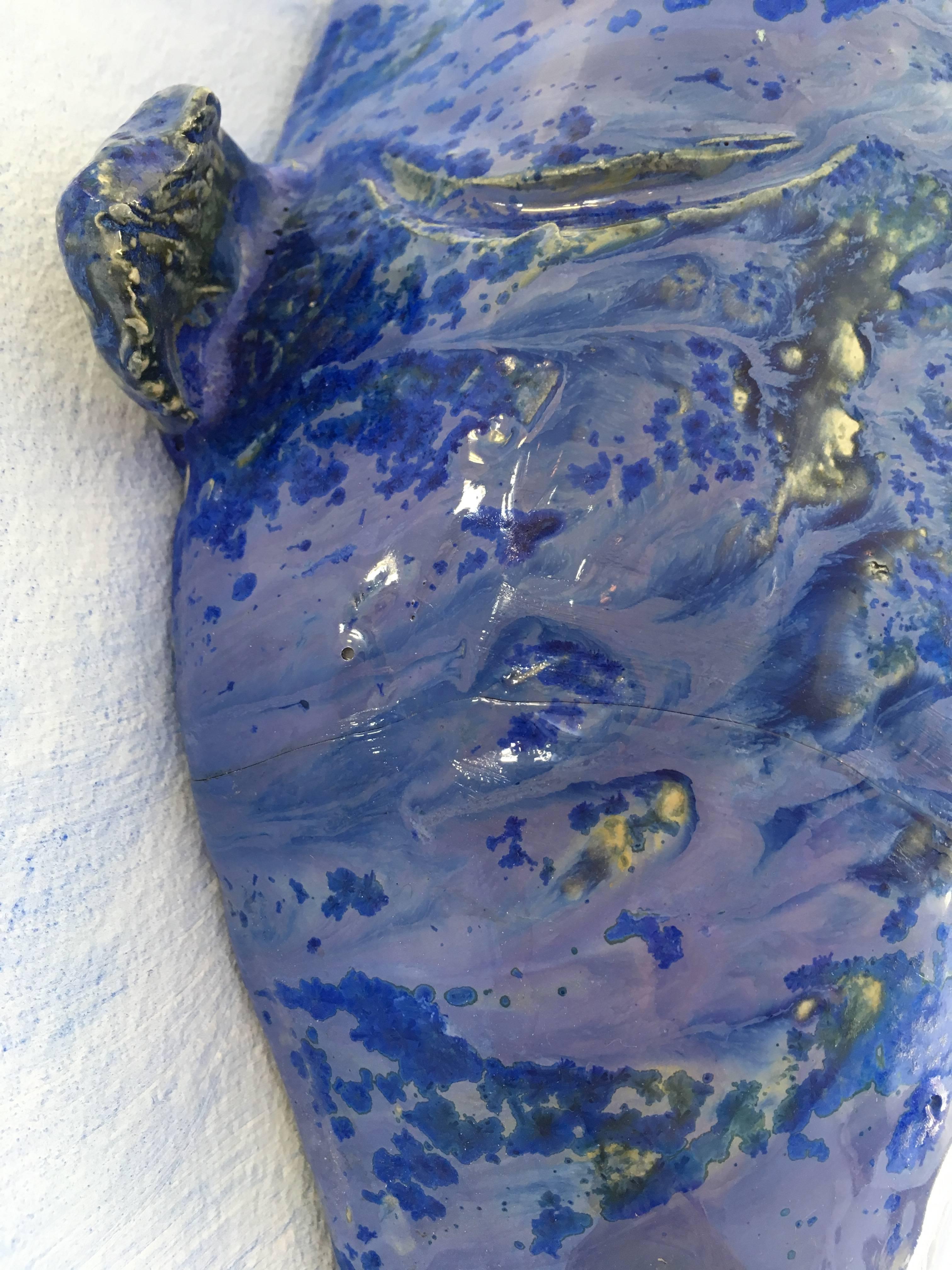 Zeitgenössische handgefertigte blaue Keramik-Wandleuchte 'Néné' (21. Jahrhundert und zeitgenössisch) im Angebot