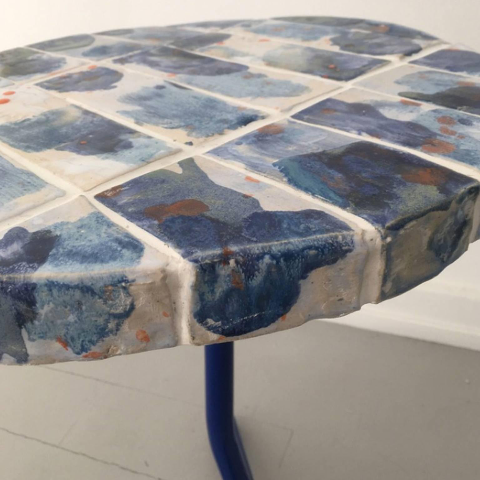 Français Table d'appoint contemporaine en céramique bleu blanc orange faite à la main en vente