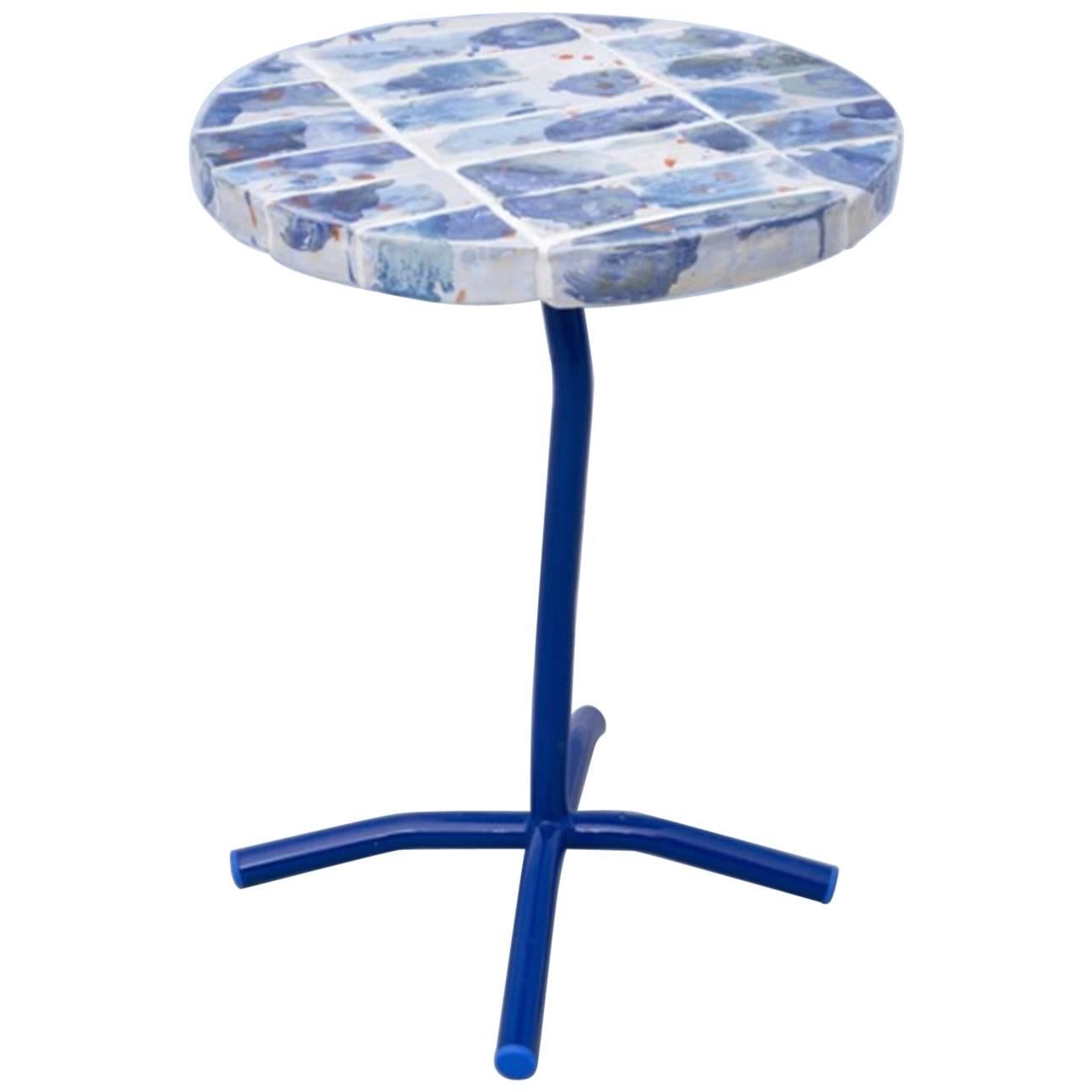 Mesa auxiliar contemporánea de cerámica azul, blanca y naranja, hecha a mano