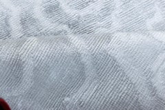 Tapis contemporain Camellia fait à la main en soie blanche par Doris Leslie Blau