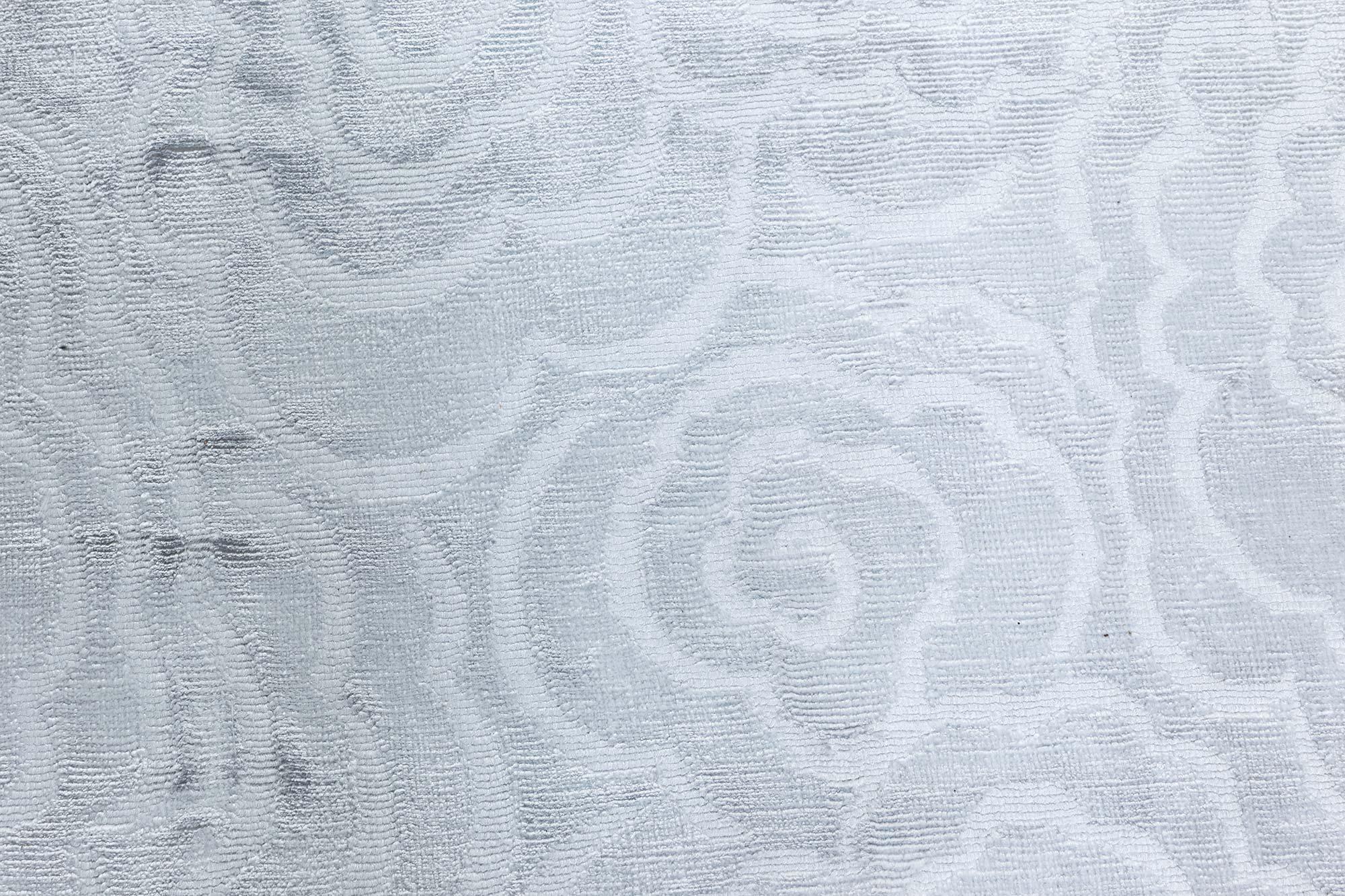 Moderne Tapis contemporain Camellia fait à la main en soie blanche par Doris Leslie Blau en vente