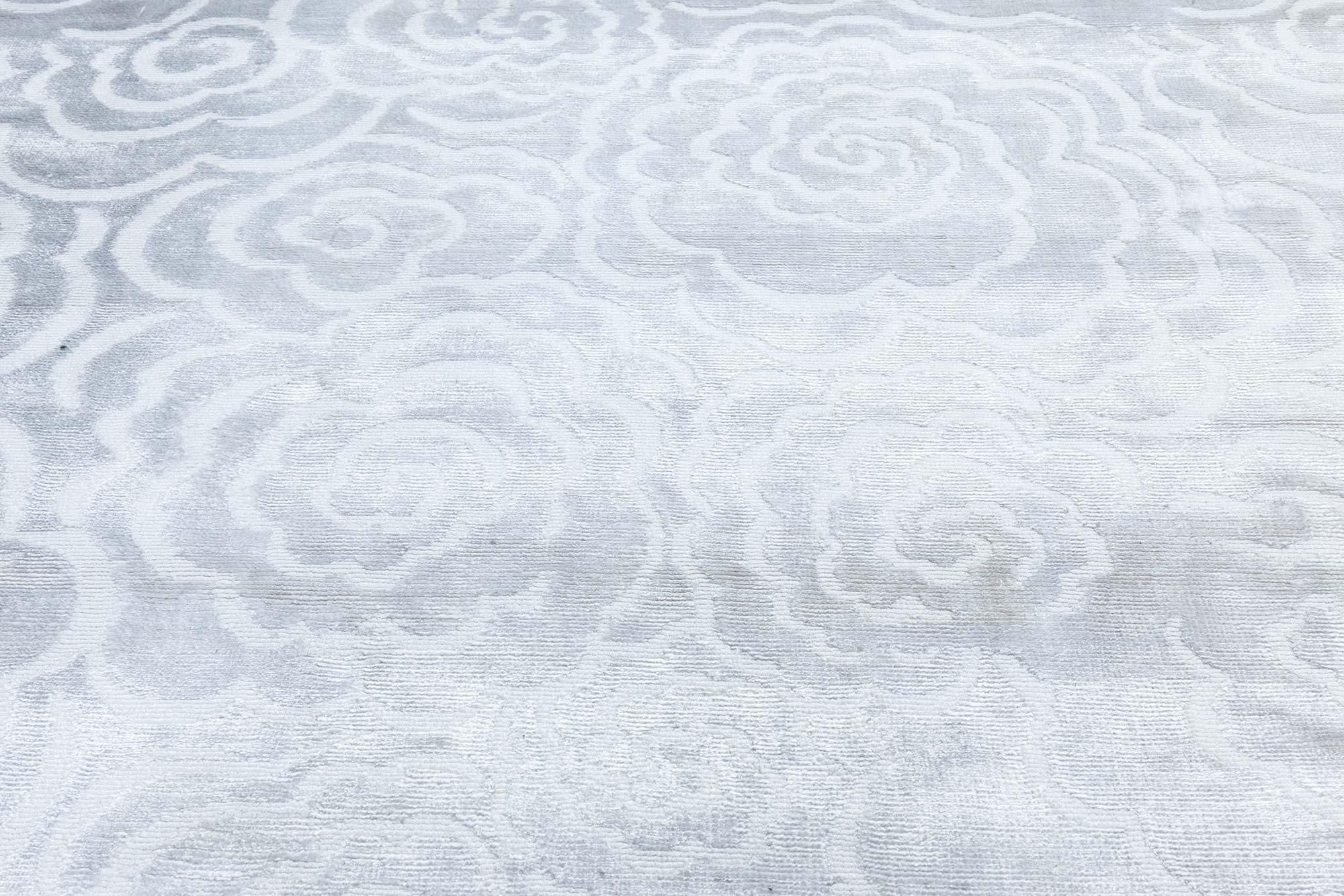 Tibétain Tapis contemporain Camellia fait à la main en soie blanche par Doris Leslie Blau en vente
