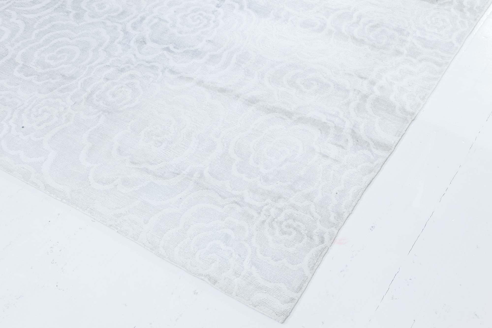 Noué à la main Tapis contemporain Camellia fait à la main en soie blanche par Doris Leslie Blau en vente
