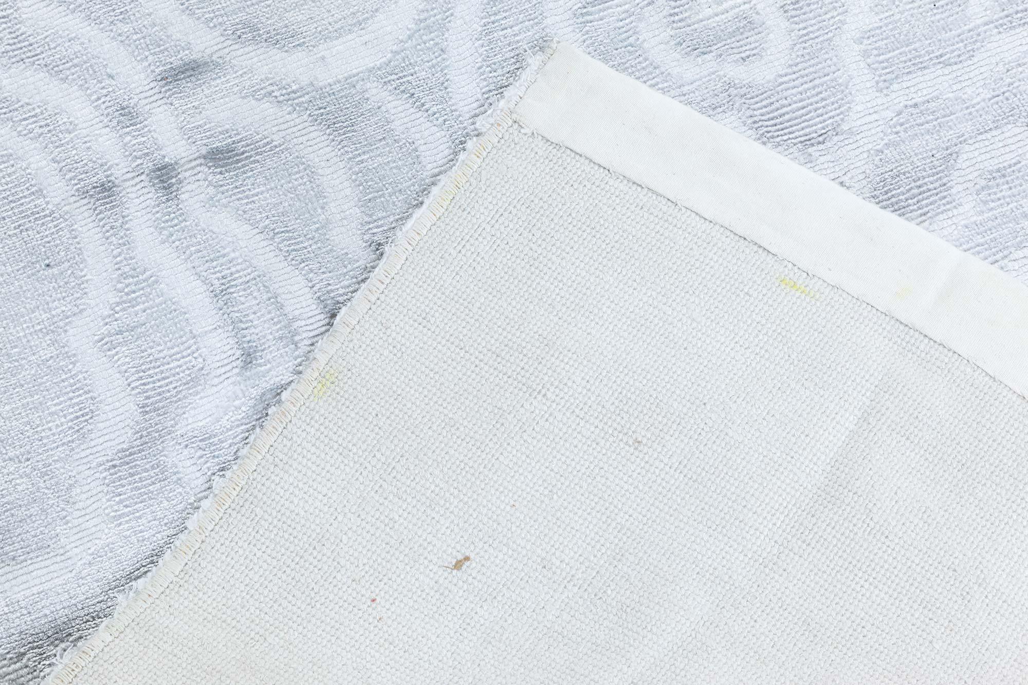 Tapis contemporain Camellia fait à la main en soie blanche par Doris Leslie Blau Neuf - En vente à New York, NY