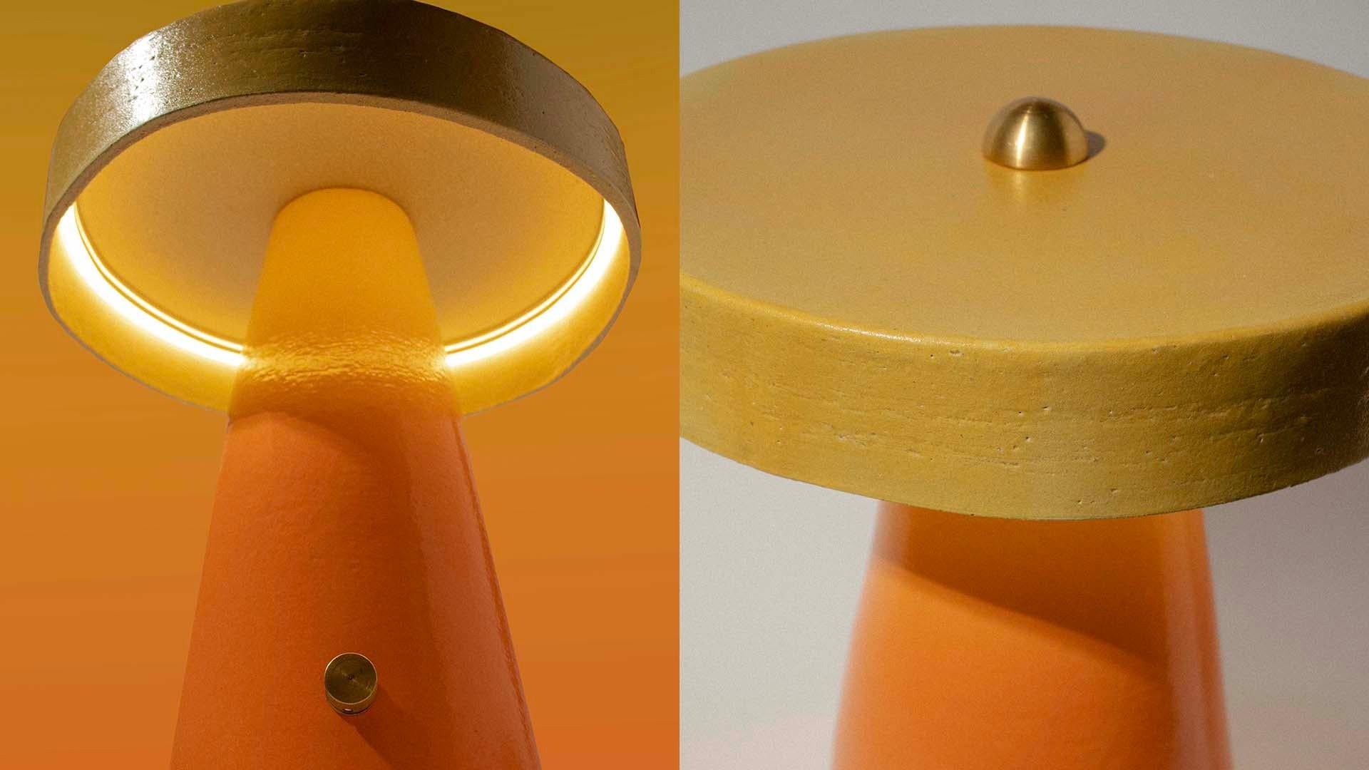 Questa lampada artigianale, audace e colorata, non solo dona un tocco di colore al tuo spazio, ma lo bagna con una luce calda. La lampada presenta un'audace base conica che si allarga nella parte inferiore, garantendo stabilità e un'estetica