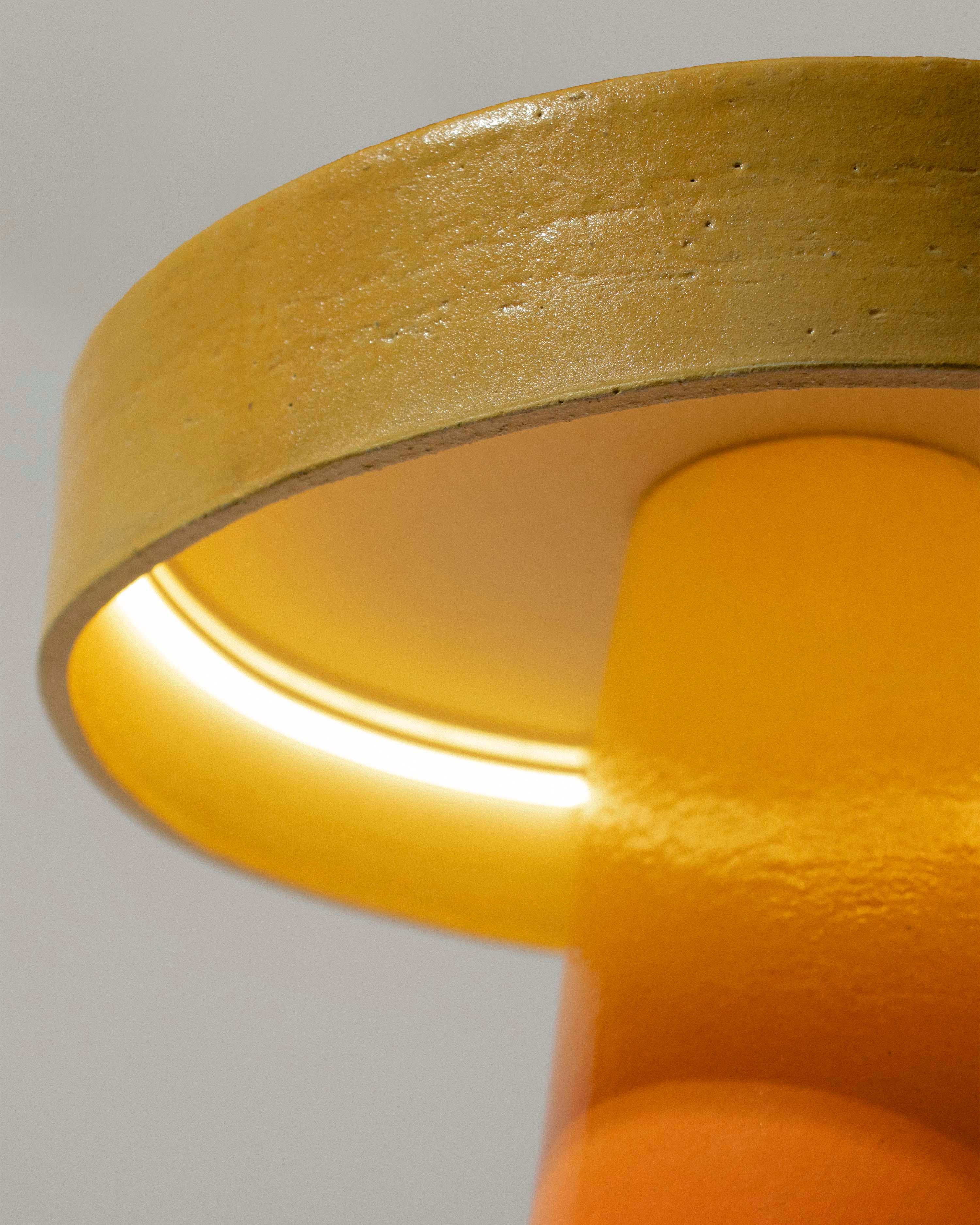 Mid-Century moderno Lampada contemporanea in ceramica a gradazioni di Candy Corn fatta a mano di Streicher Goods in vendita