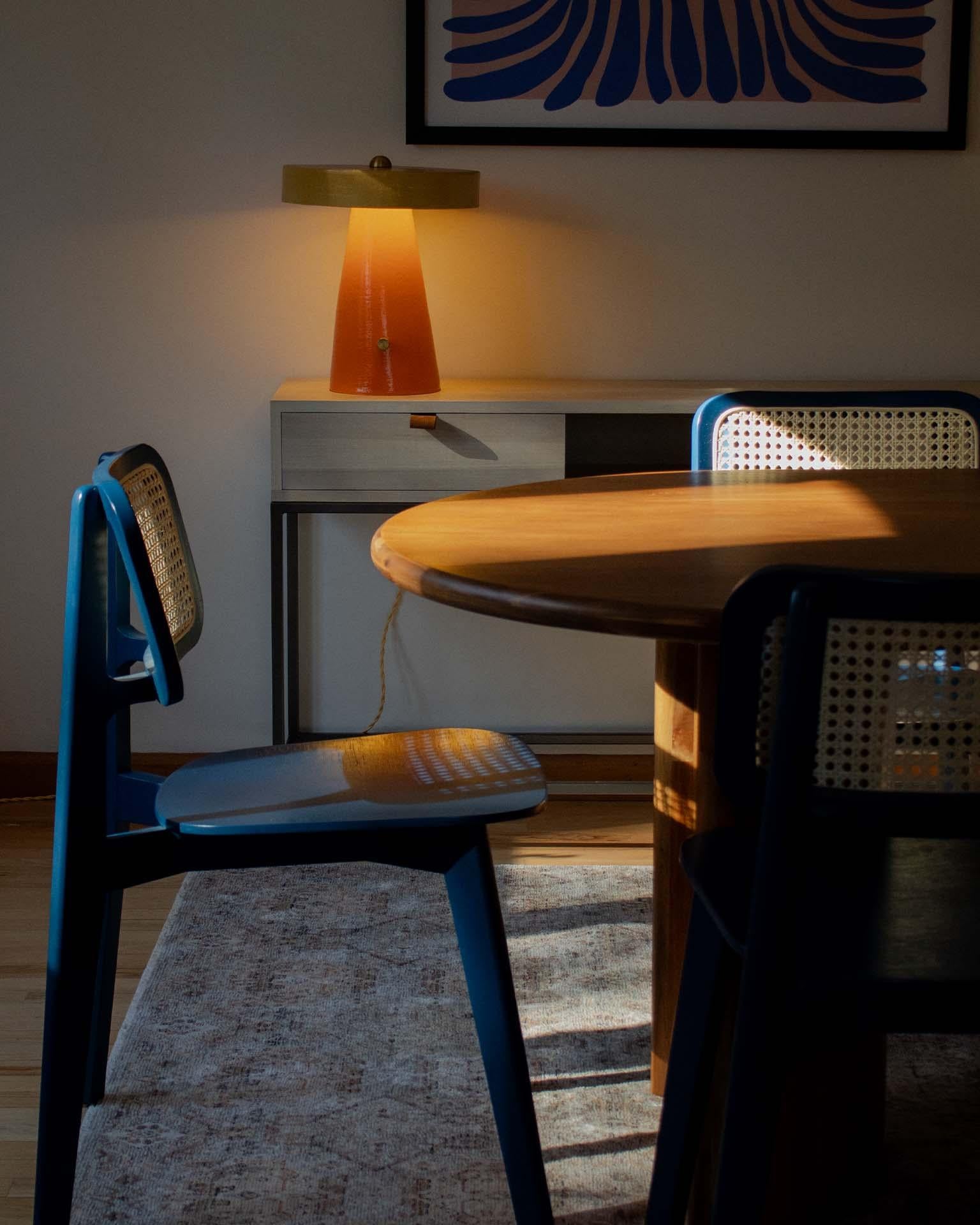 Americano Lampada contemporanea in ceramica a gradazioni di Candy Corn fatta a mano di Streicher Goods in vendita