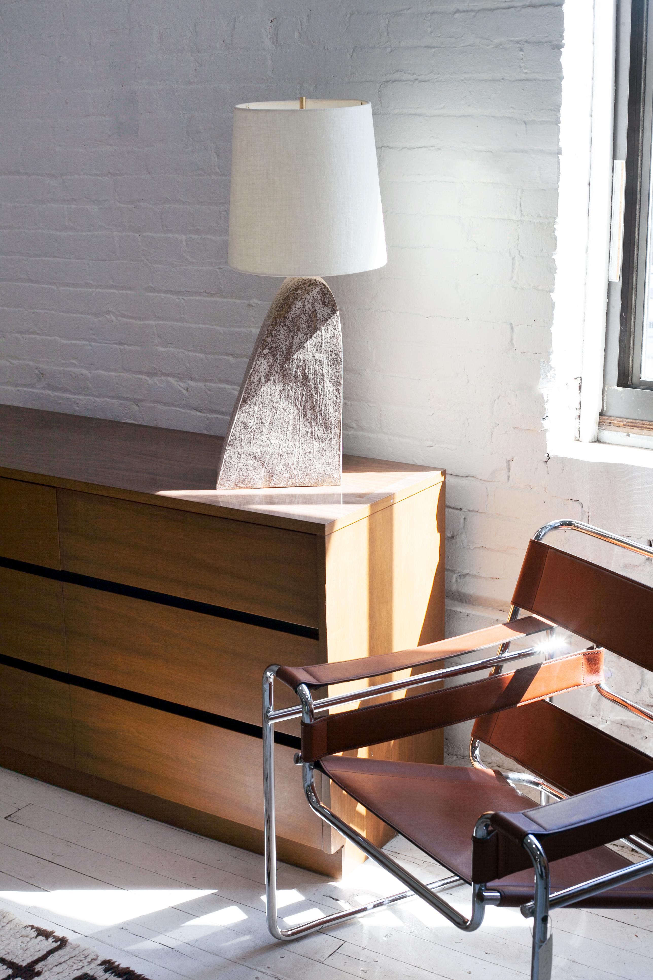 Américain Lampe Alta - Lampe de bureau contemporaine en céramique faite à la main, blanc mat en vente