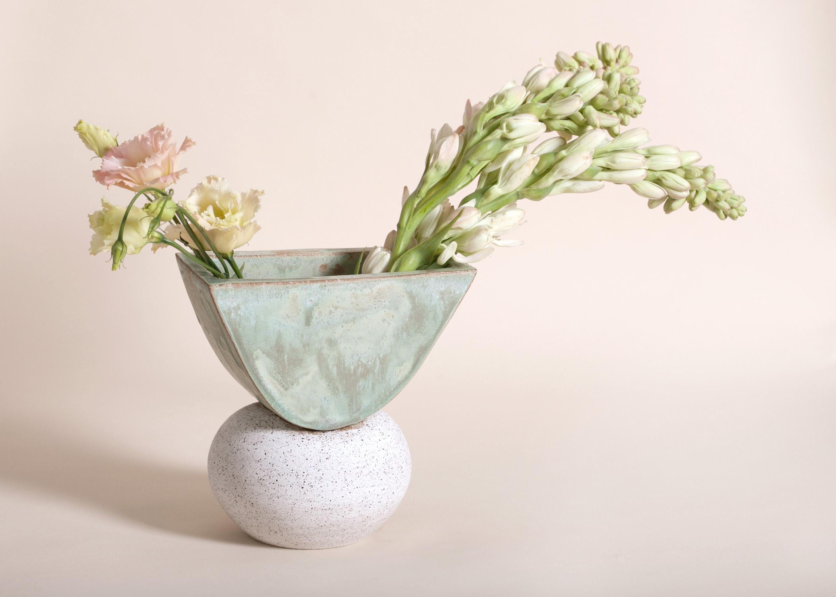 Zeitgenössische handgefertigte Keramikvase aus Esche, klein, grün und weiß (Moderne) im Angebot