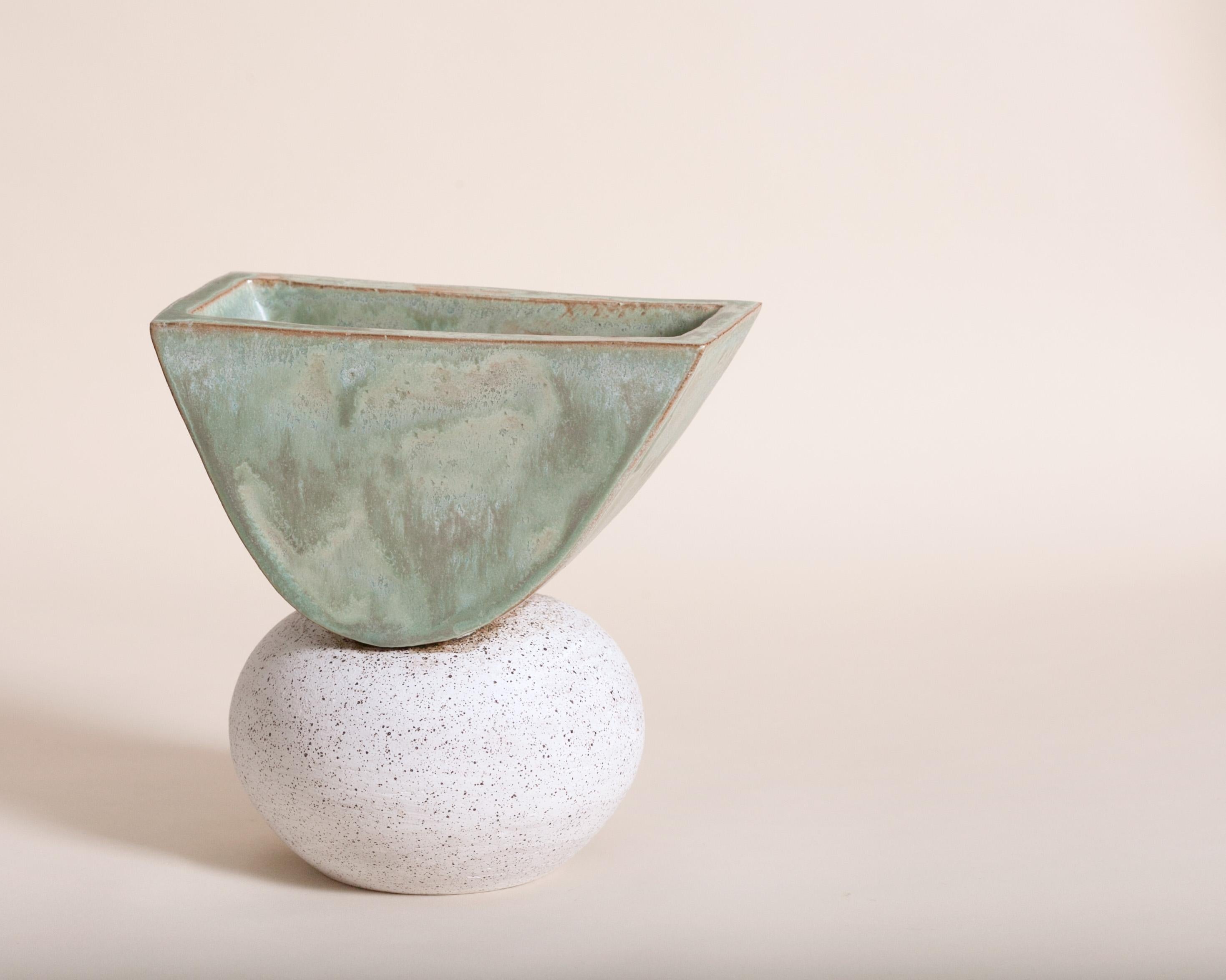 Zeitgenössische handgefertigte Keramikvase aus Esche, klein, grün und weiß (Geschnitzt) im Angebot
