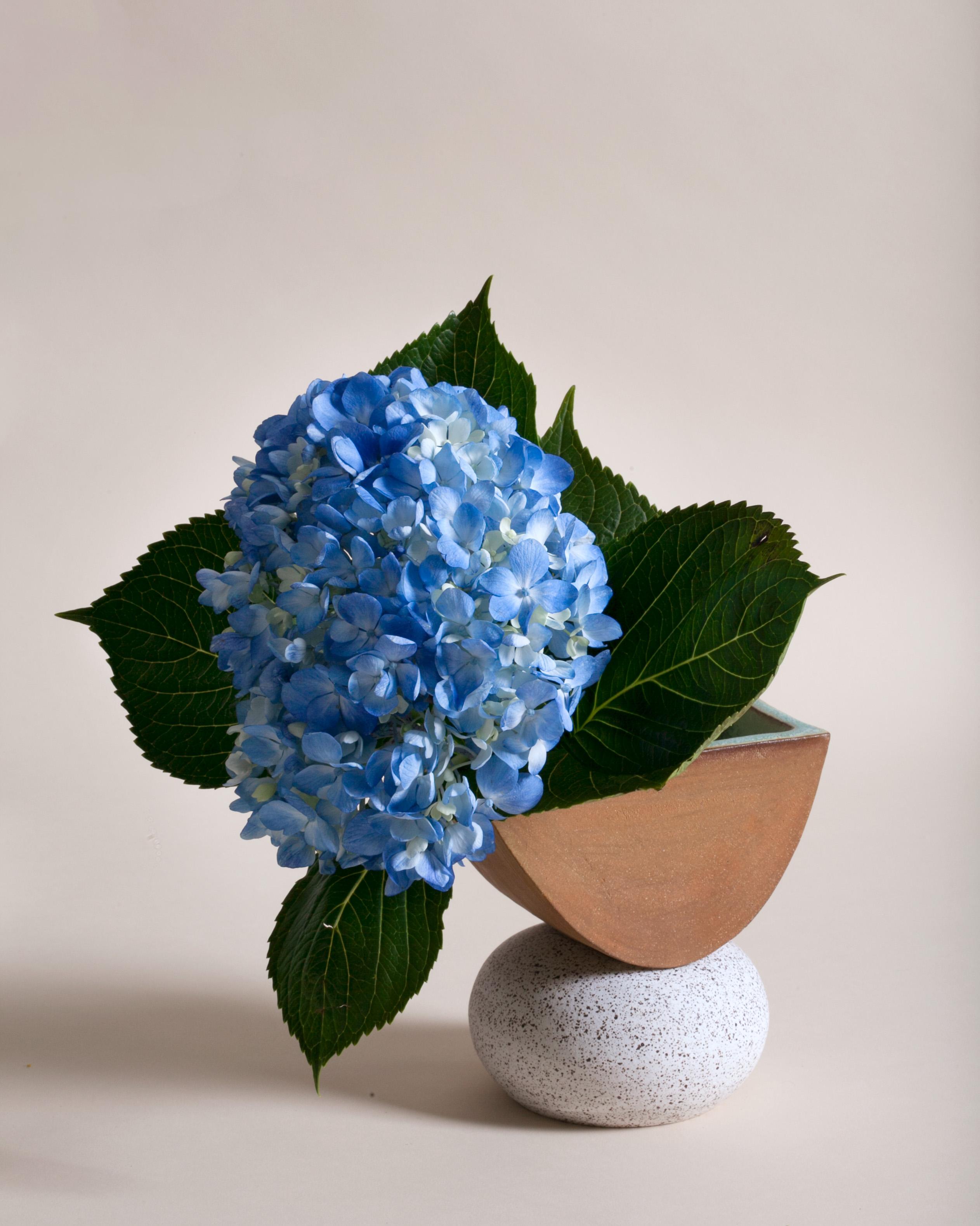 Contemporary Handmade Ceramic Ash Vase Small, Rot und Weiß (Moderne) im Angebot