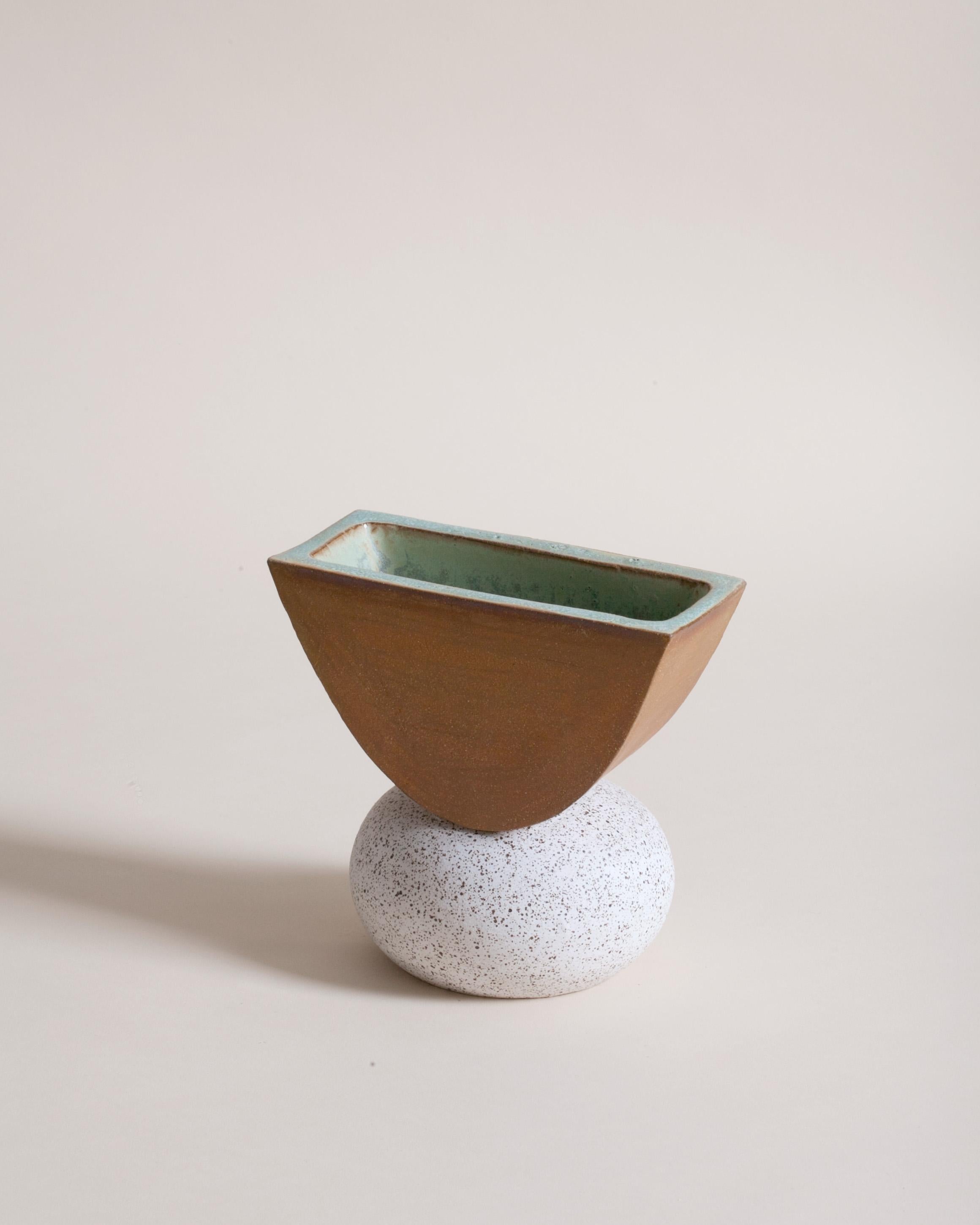 Americano Vaso di cenere in ceramica contemporanea fatto a mano, piccolo, rosso e bianco in vendita
