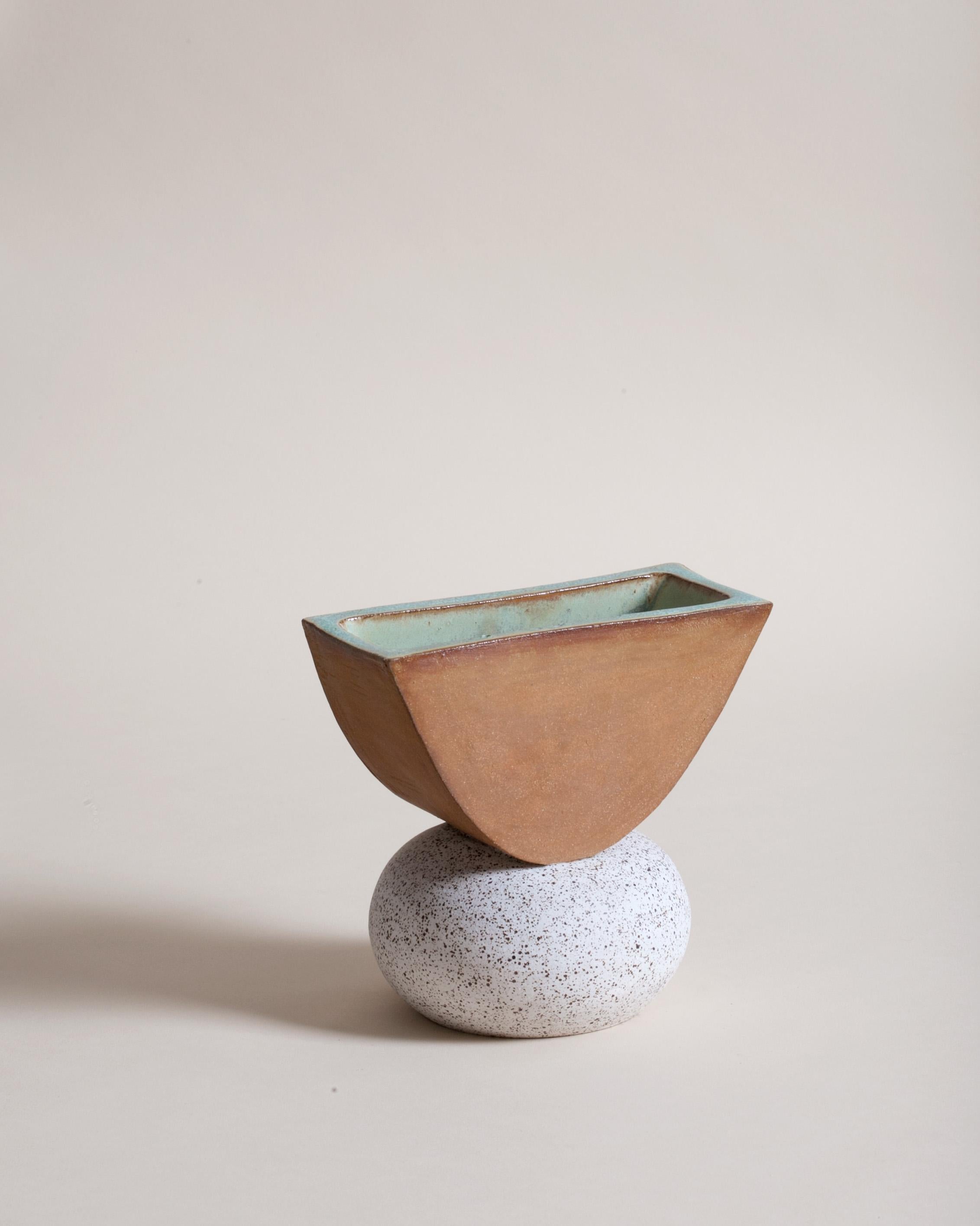 Contemporary Handmade Ceramic Ash Vase Small, Rot und Weiß (Geschnitzt) im Angebot