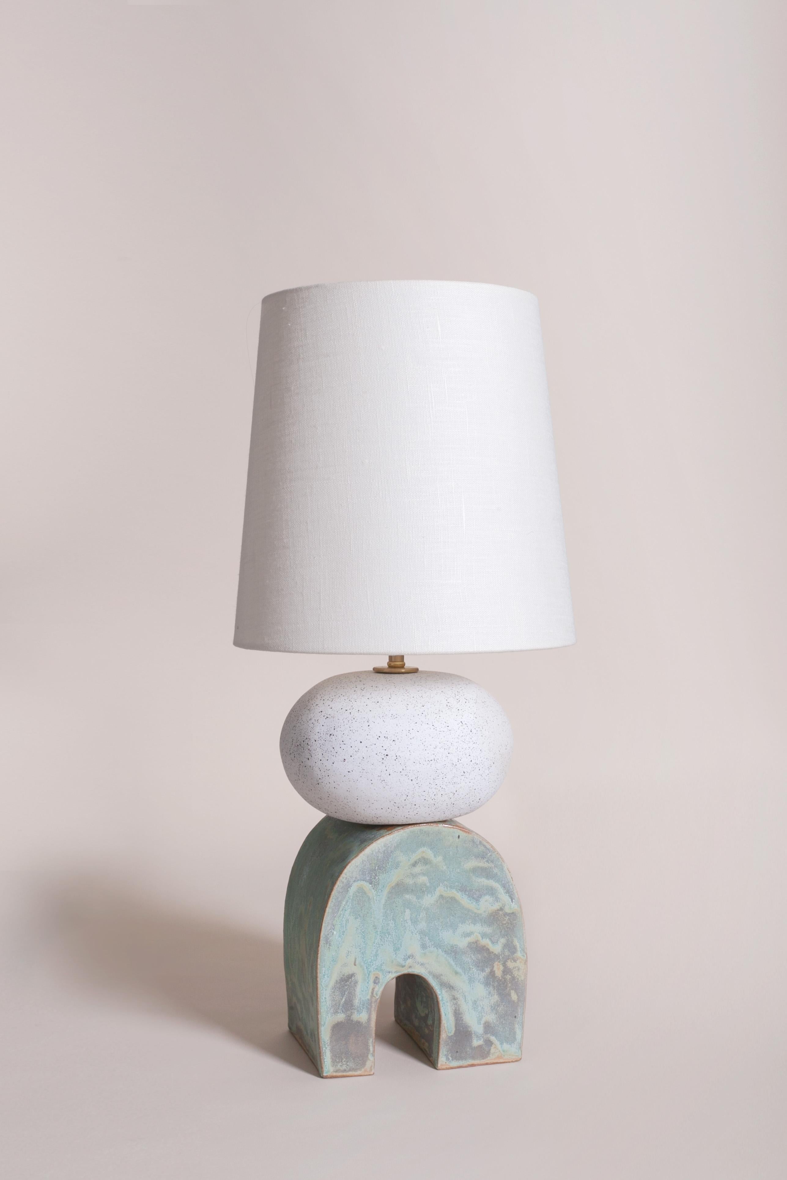 Moderne Lampe contemporaine Devoe en céramique faite à la main, blanche et verte en vente