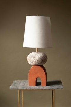 Lámpara Devoe de cerámica contemporánea hecha a mano, blanca y roja