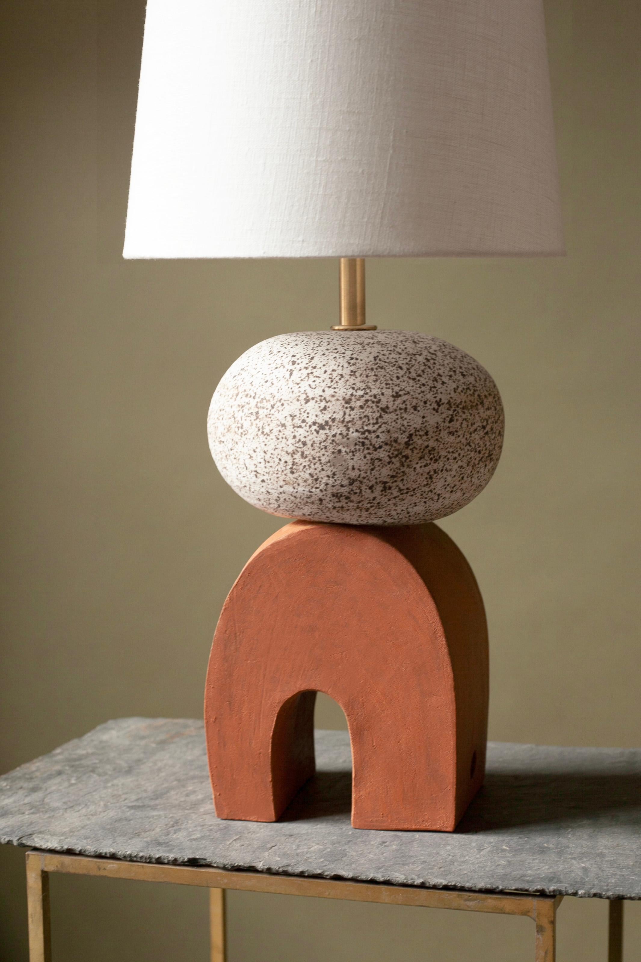 Contemporary Handmade Ceramic Devoe Lamp, Weiß und Rot (Moderne) im Angebot