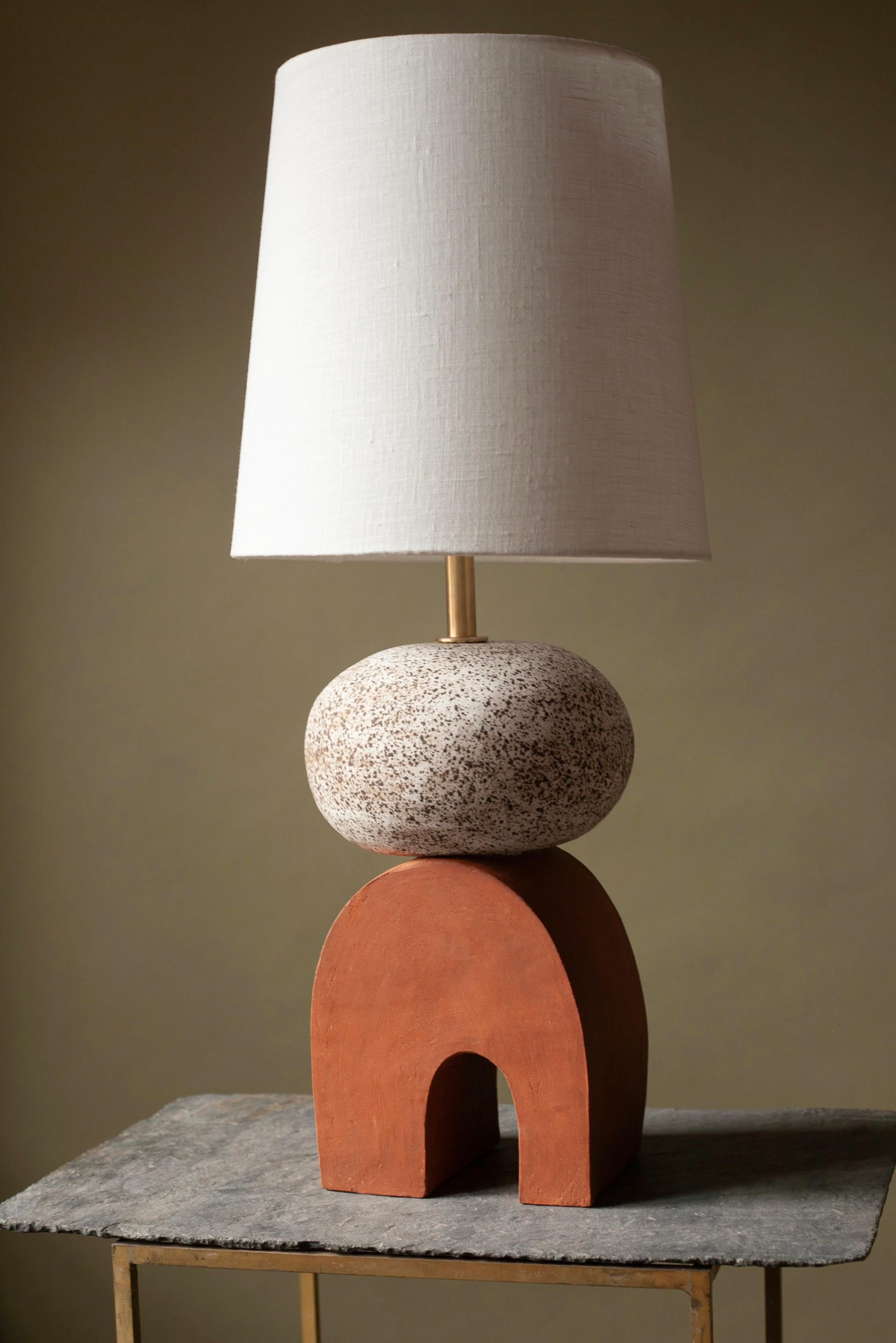 Contemporary Handmade Ceramic Devoe Lamp, Weiß und Rot (amerikanisch) im Angebot