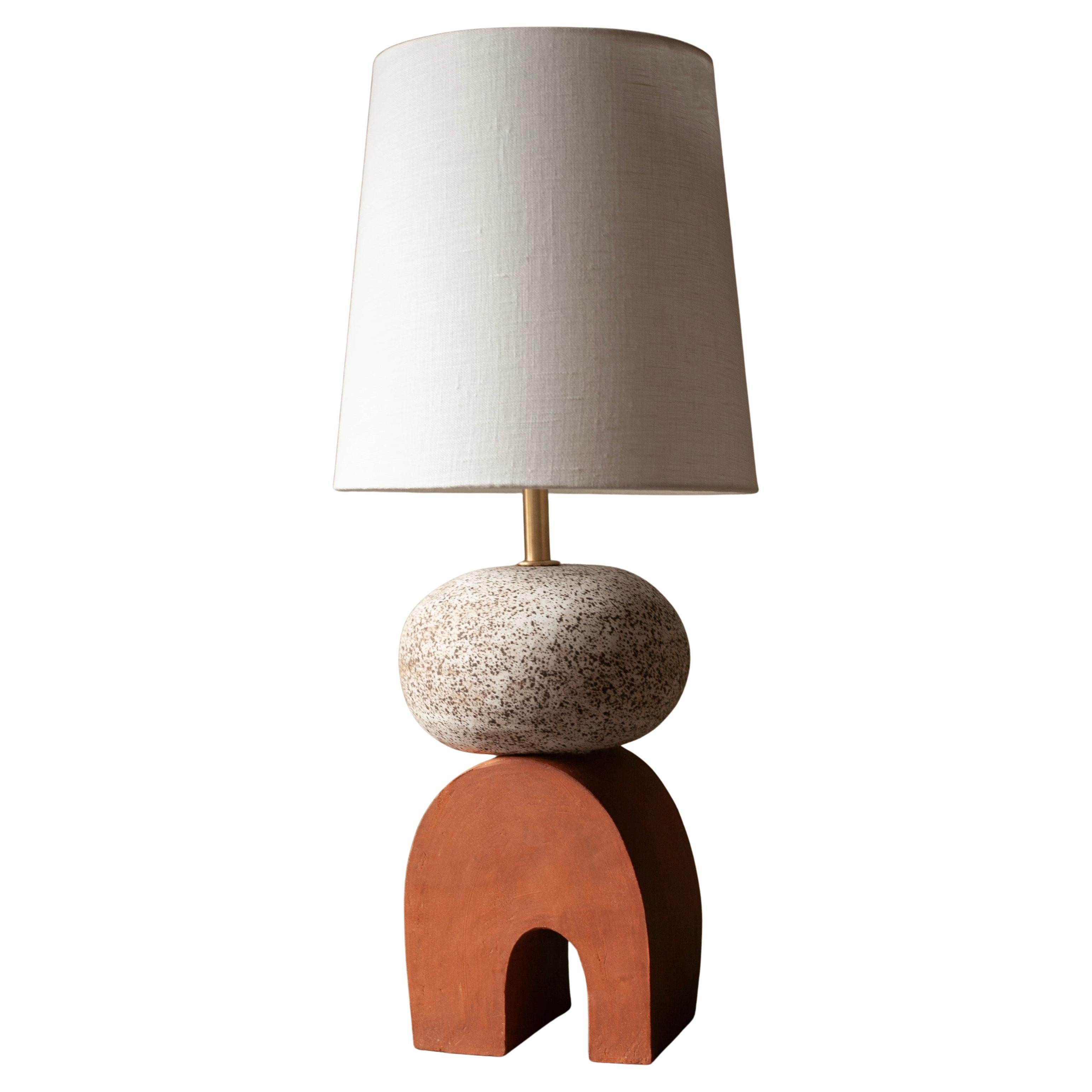 Lampada Devos in ceramica contemporanea fatta a mano, bianca e rossa